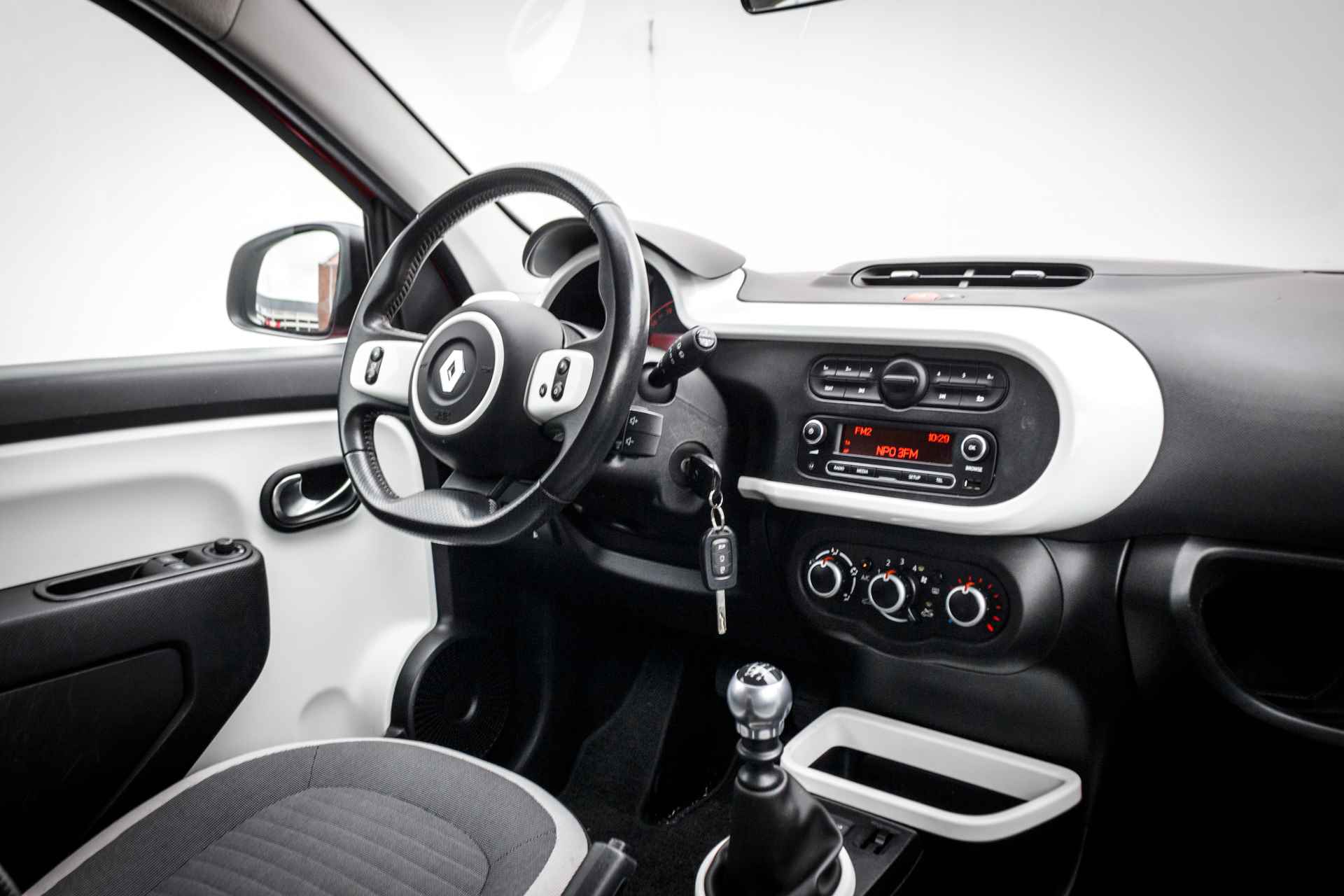 Renault Twingo 0.9 90 PK TCe Intens RIJKLAAR | Climat  | 15 inch LMV  | DAB Radio | | Cruise control | - 4/25