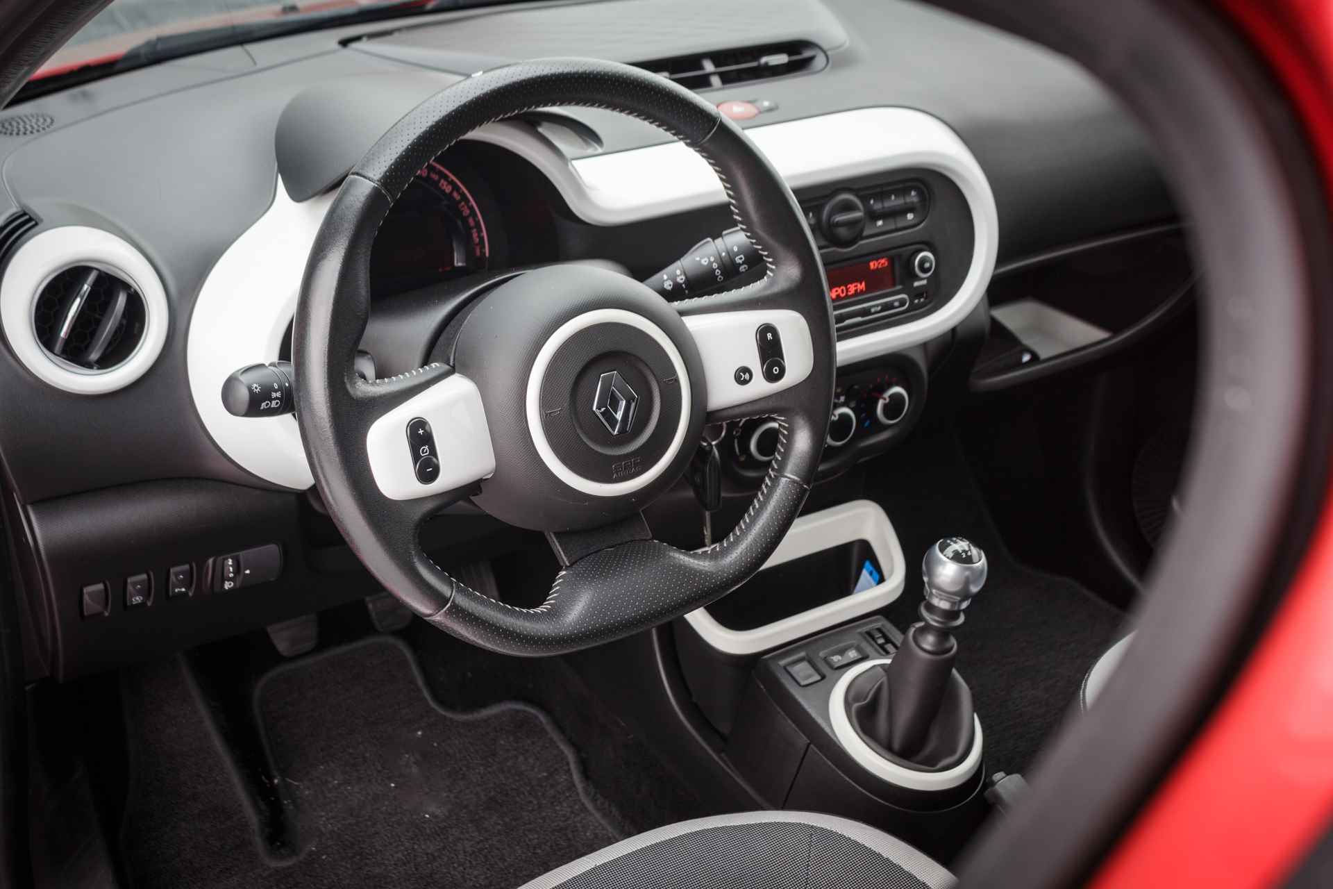 Renault Twingo 0.9 90 PK TCe Intens RIJKLAAR | Climat  | 15 inch LMV  | DAB Radio | | Cruise control | - 12/25