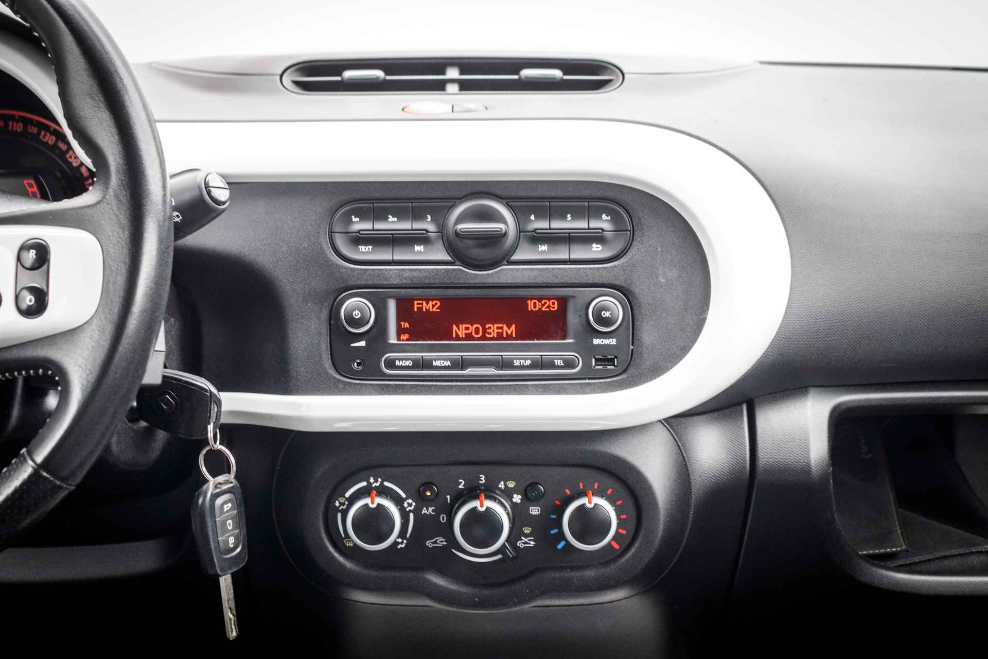 Renault Twingo 0.9 90 PK TCe Intens RIJKLAAR | Climat  | 15 inch LMV  | DAB Radio | | Cruise control | - 20/25