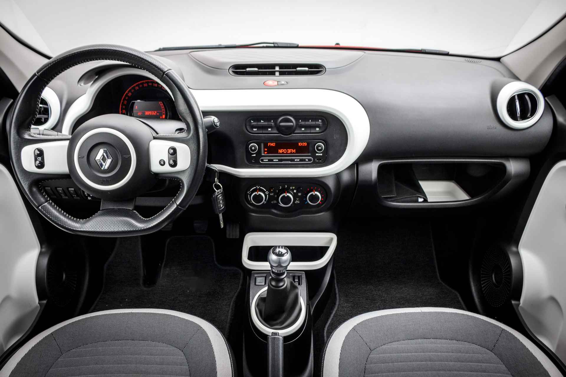 Renault Twingo 0.9 90 PK TCe Intens RIJKLAAR | Climat  | 15 inch LMV  | DAB Radio | | Cruise control | - 24/25