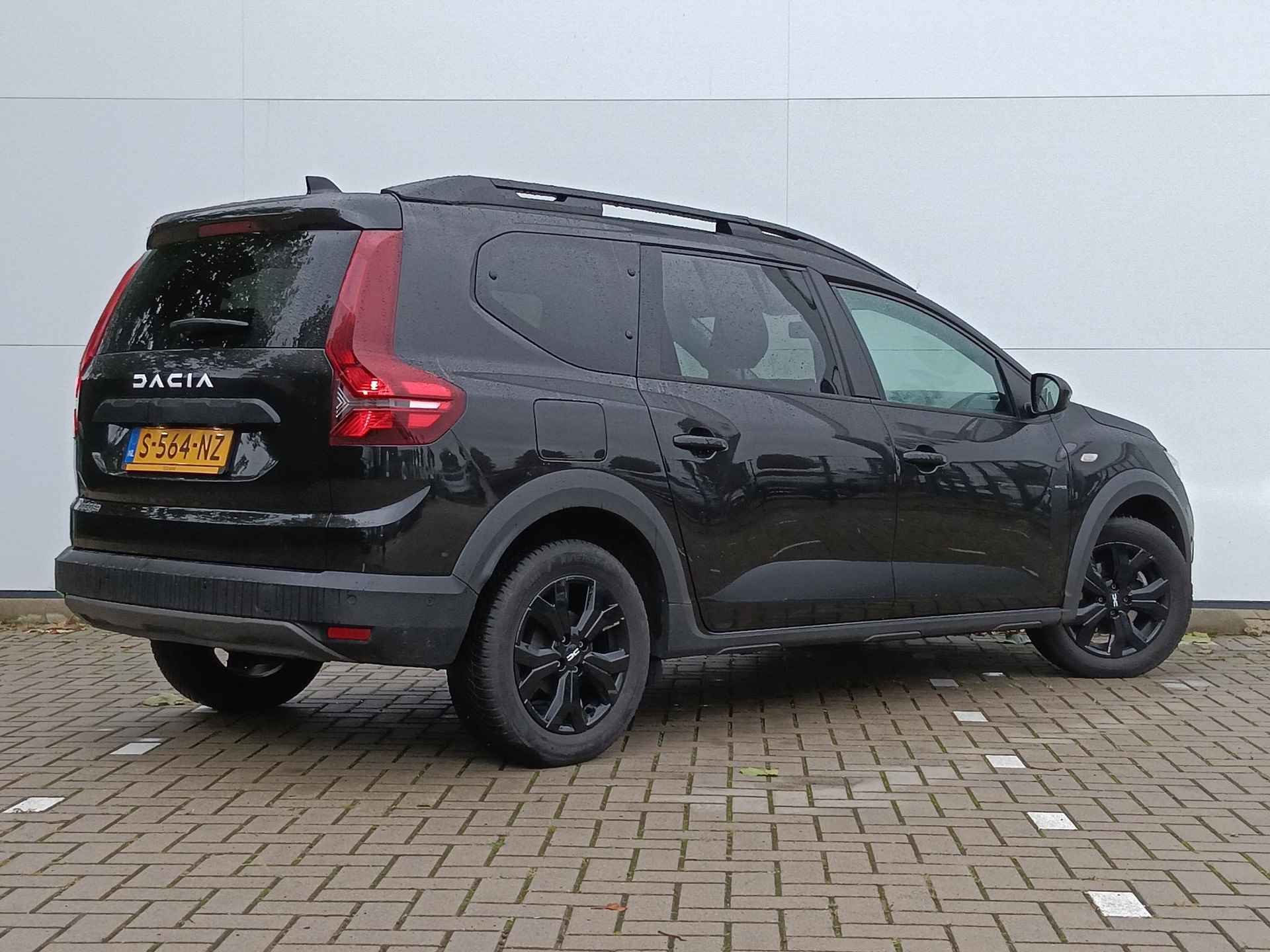 Dacia Jogger 1.0 TCe 110 Extreme 7p. Navigatie / Parkeersensoren V+A+Camera / Climate Control / Lichtmetalen Velgen / 7-Persoons / Keyless / LED / DAB - 3/38