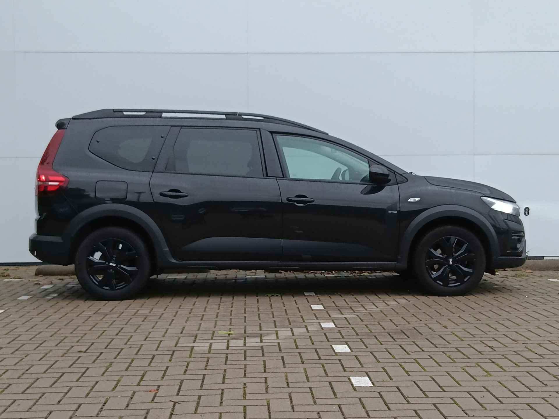 Dacia Jogger 1.0 TCe 110 Extreme 7p. Navigatie / Parkeersensoren V+A+Camera / Climate Control / Lichtmetalen Velgen / 7-Persoons / Keyless / LED / DAB - 13/38