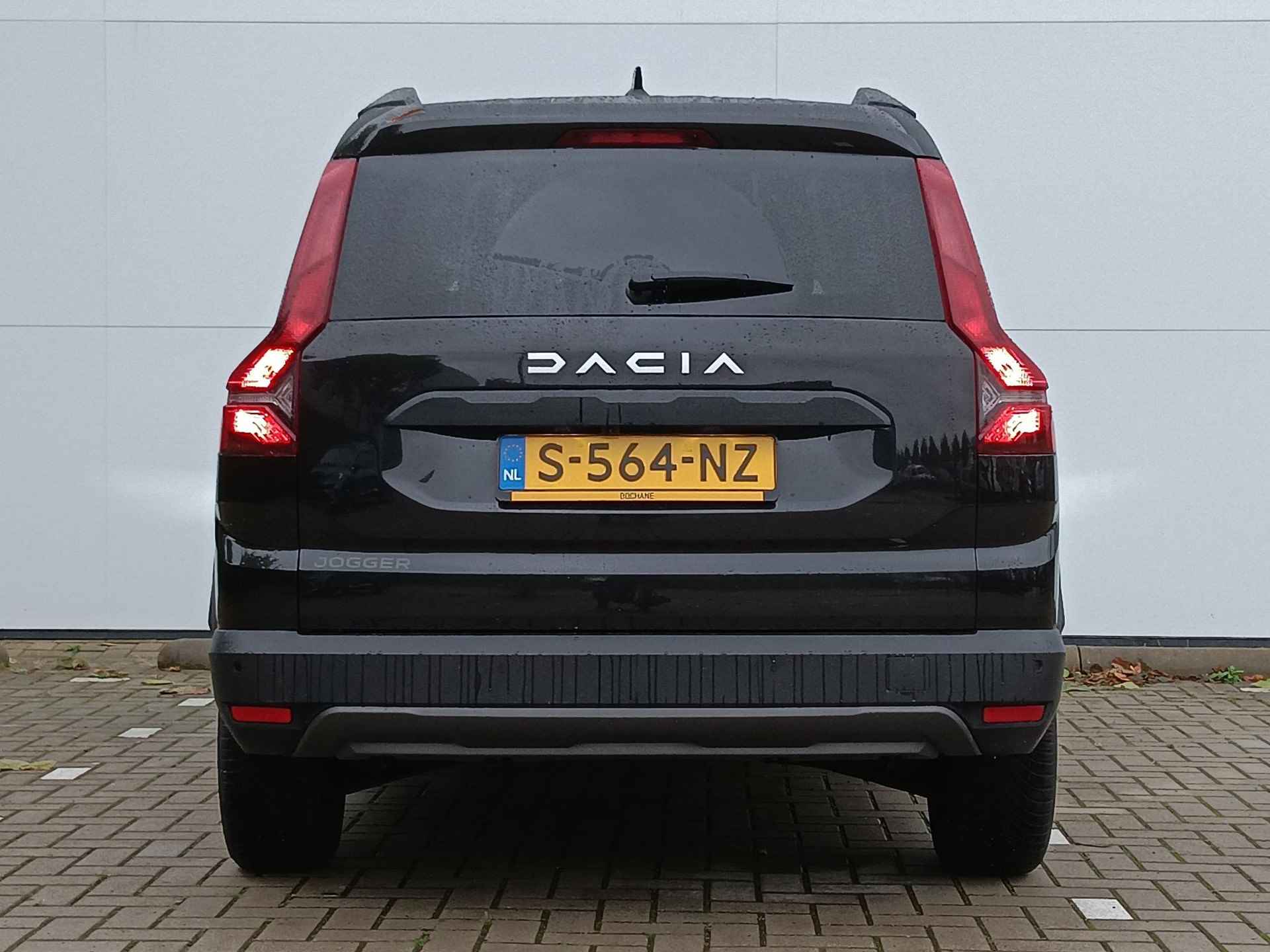 Dacia Jogger 1.0 TCe 110 Extreme 7p. Navigatie / Parkeersensoren V+A+Camera / Climate Control / Lichtmetalen Velgen / 7-Persoons / Keyless / LED / DAB - 15/38