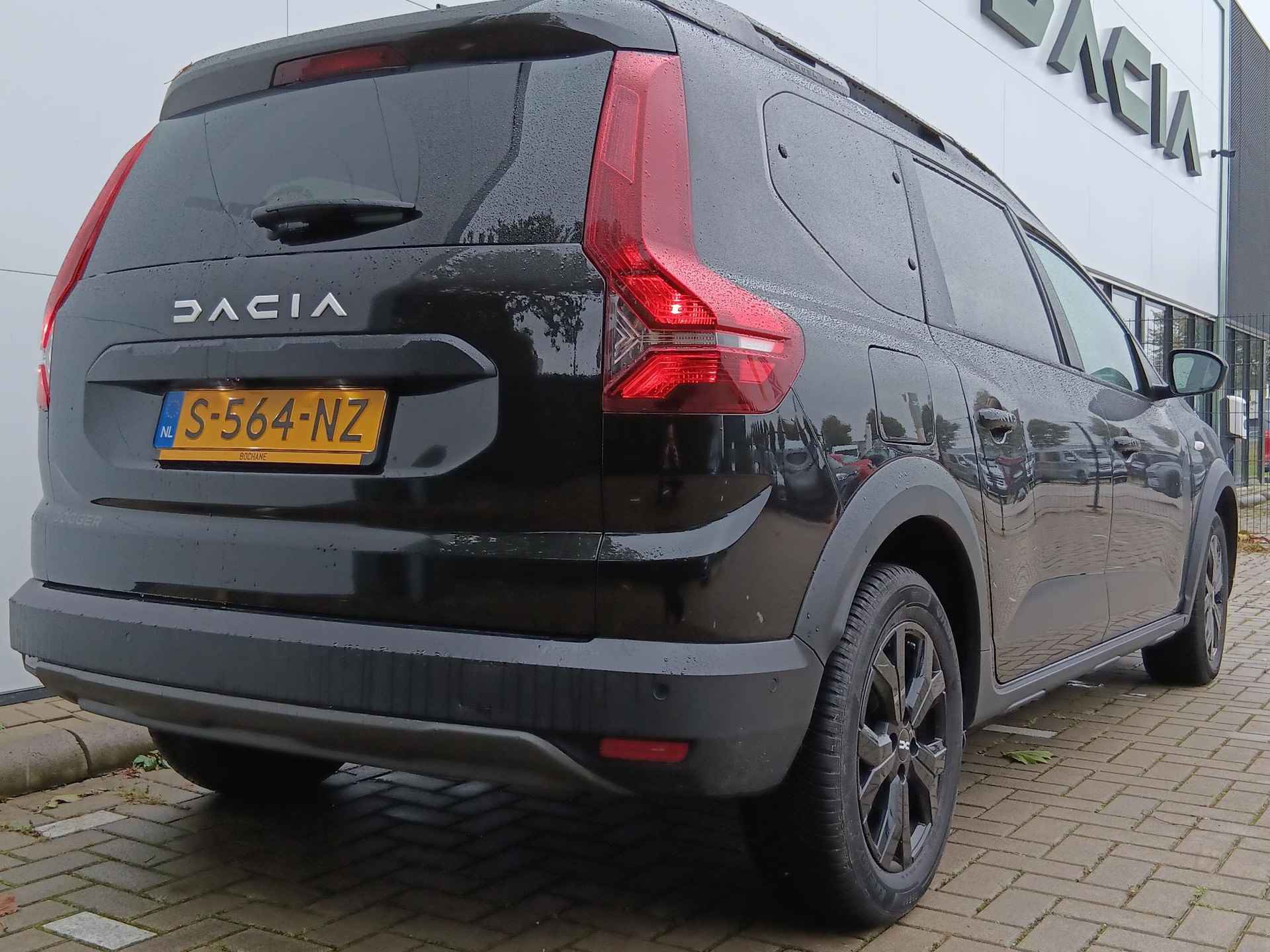 Dacia Jogger 1.0 TCe 110 Extreme 7p. Navigatie / Parkeersensoren V+A+Camera / Climate Control / Lichtmetalen Velgen / 7-Persoons / Keyless / LED / DAB - 32/38