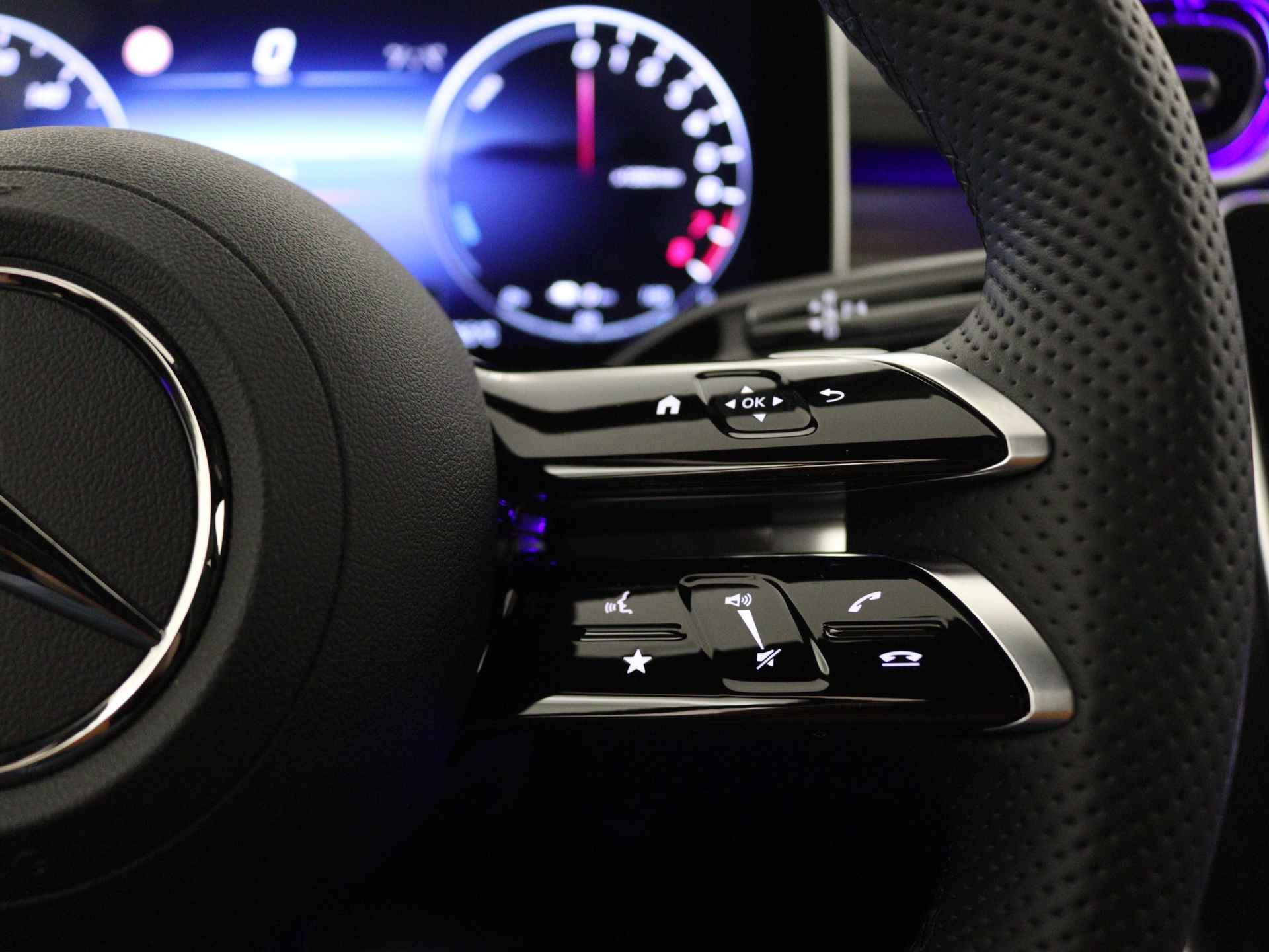 Mercedes-Benz C-Klasse 300 e AMG Line | Trekhaak | Smartphone-integratie | Nightpakket | Memorypakket | Parkeerpakket met 360°-camera | Stoelverwarming vooraan | Smartphone-integratie | - 18/35