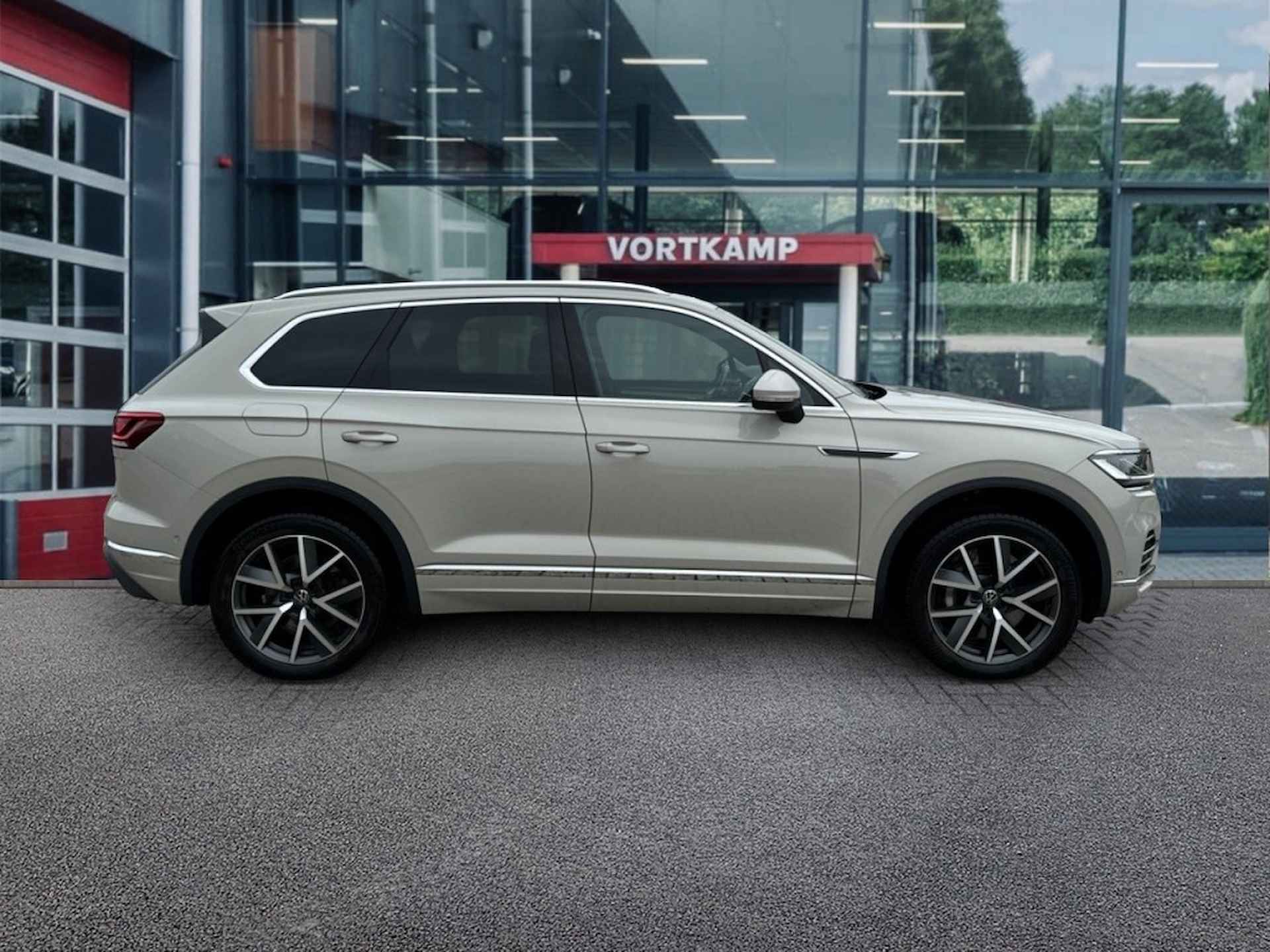 VOLKSWAGEN Touareg 3.0 TSI DSG ELEGANCE 4MOTION EHYBRID PANO-DAK/TREKHAAK/CAMERA/LE - 4/25