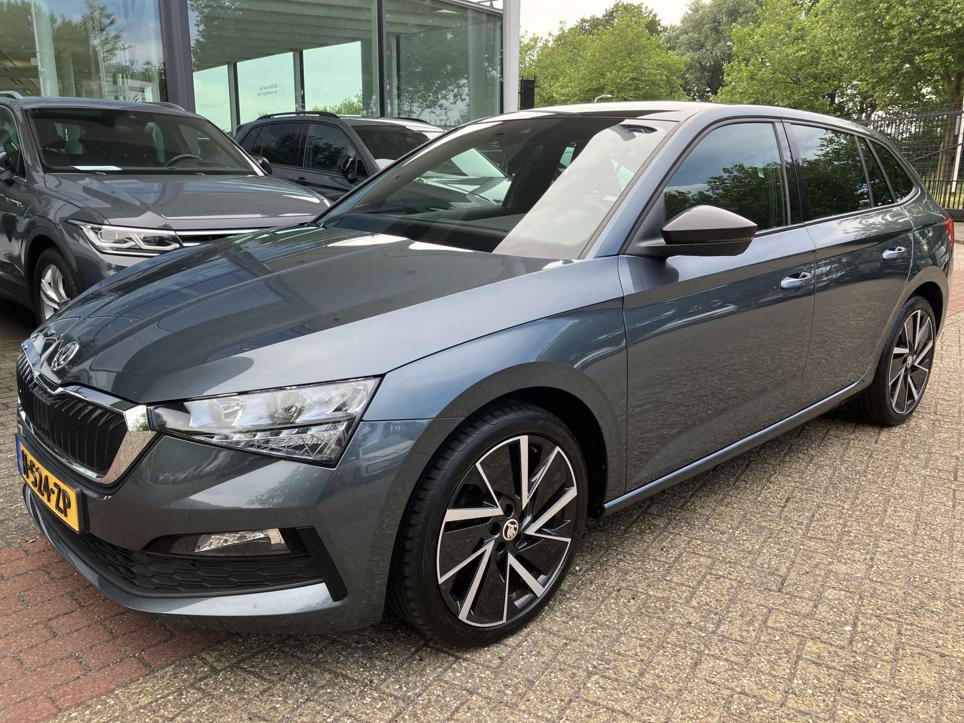 Škoda Scala 1.5 TSI 150pk DSG Sport Business / Panoramadak / LED / Clima / App-Connect / PDC A / 18" LMV / Metallic - 4/18