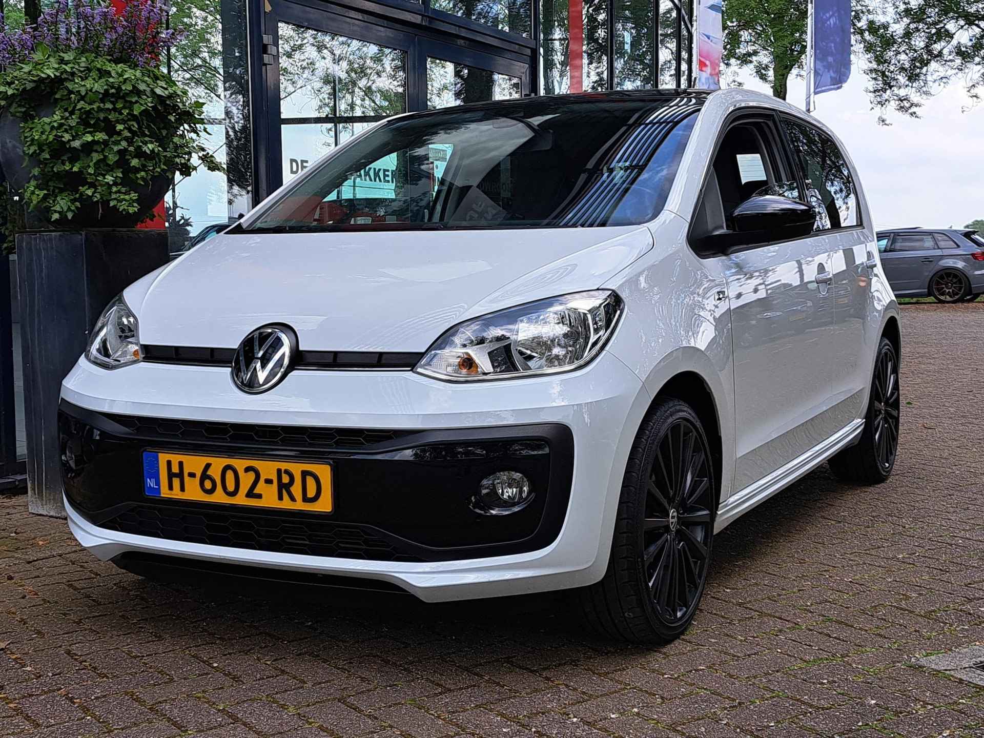 Volkswagen Up! 1.0 R-Line | PDC + Camera | 17inch | Cruise Control | Climate Control - 7/27