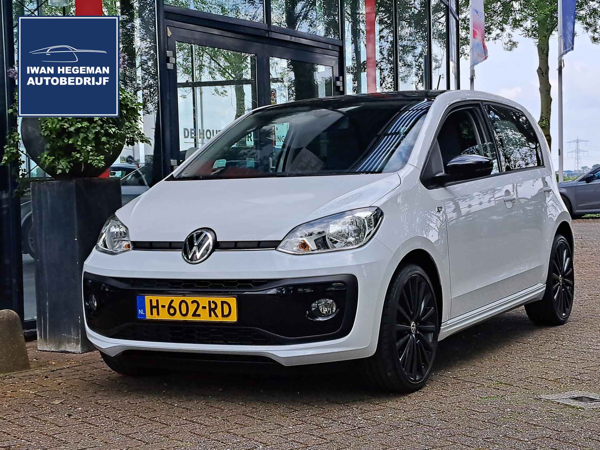 Volkswagen Up! 1.0 R-Line | PDC + Camera | 17inch | Cruise Control | Climate Control - 1/27