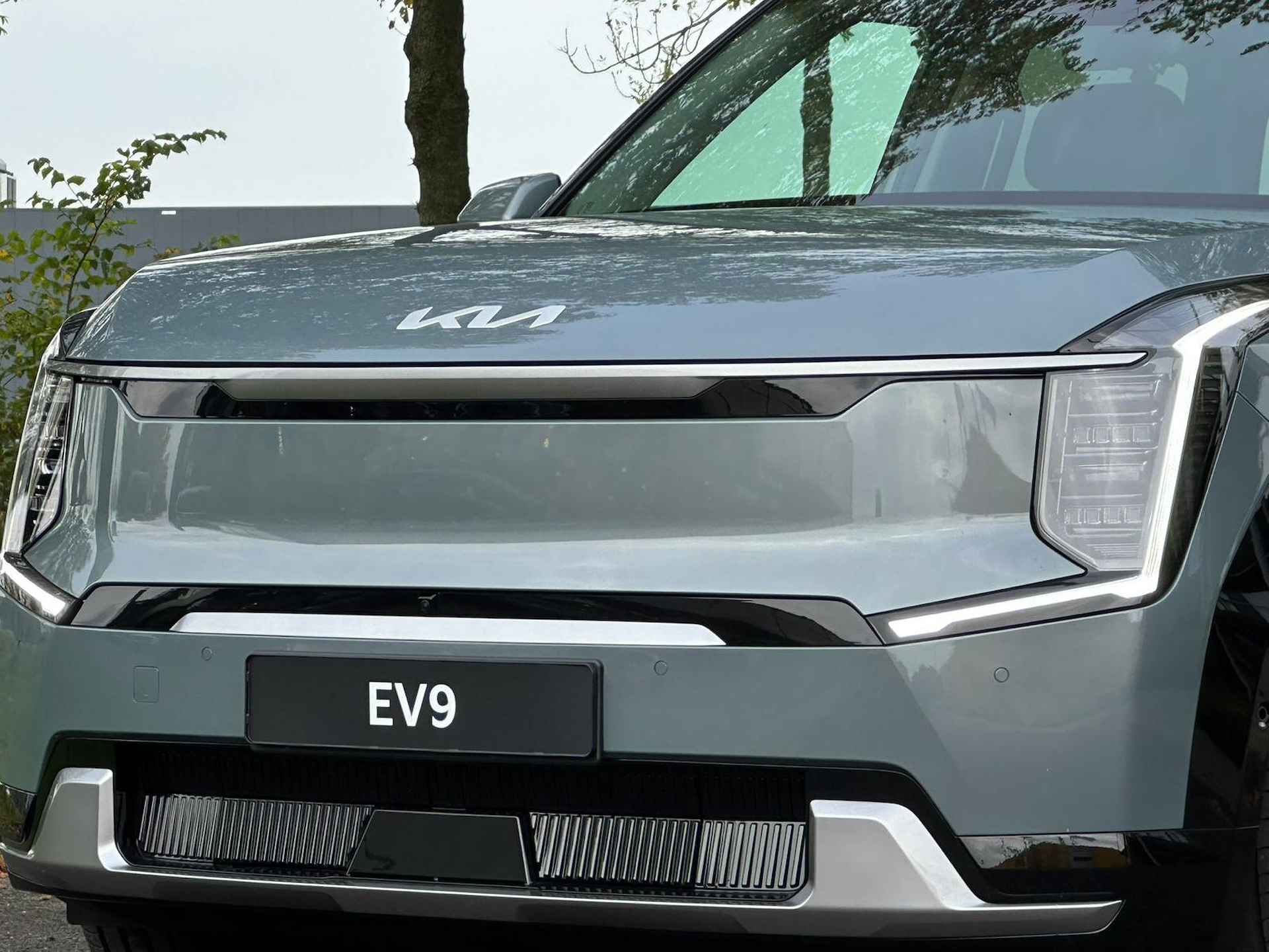 Kia EV9 Plus AWD 99.8 kWh ALLEEN BESCHIKBAAR VOOR PROEFRITTEN | NAVIGATIE | LEDER | ACHTERUITRIJCAMERA | LICHTMETALEN VELGEN - 2/46