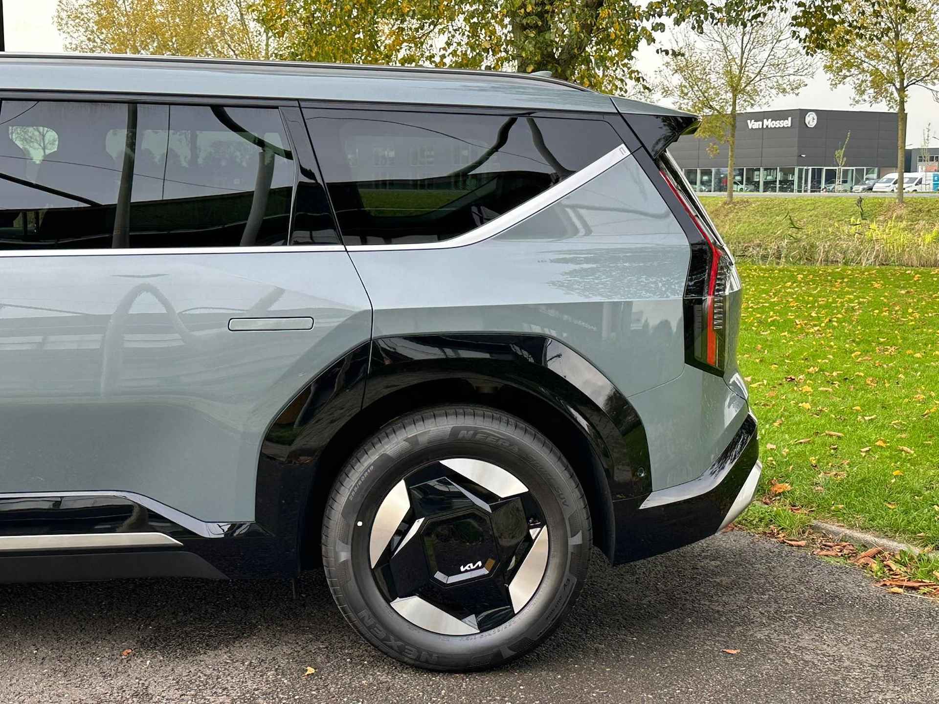 Kia EV9 Plus AWD 99.8 kWh ALLEEN BESCHIKBAAR VOOR PROEFRITTEN | NAVIGATIE | LEDER | ACHTERUITRIJCAMERA | LICHTMETALEN VELGEN - 7/46