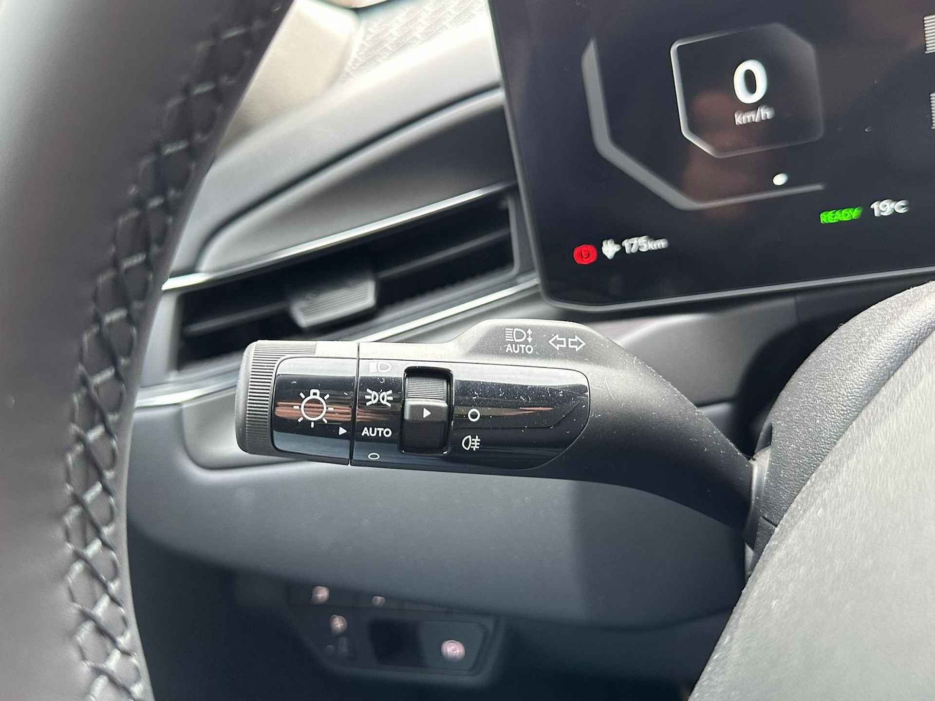 Kia EV9 Plus AWD 99.8 kWh ALLEEN BESCHIKBAAR VOOR PROEFRITTEN | NAVIGATIE | LEDER | ACHTERUITRIJCAMERA | LICHTMETALEN VELGEN - 18/46