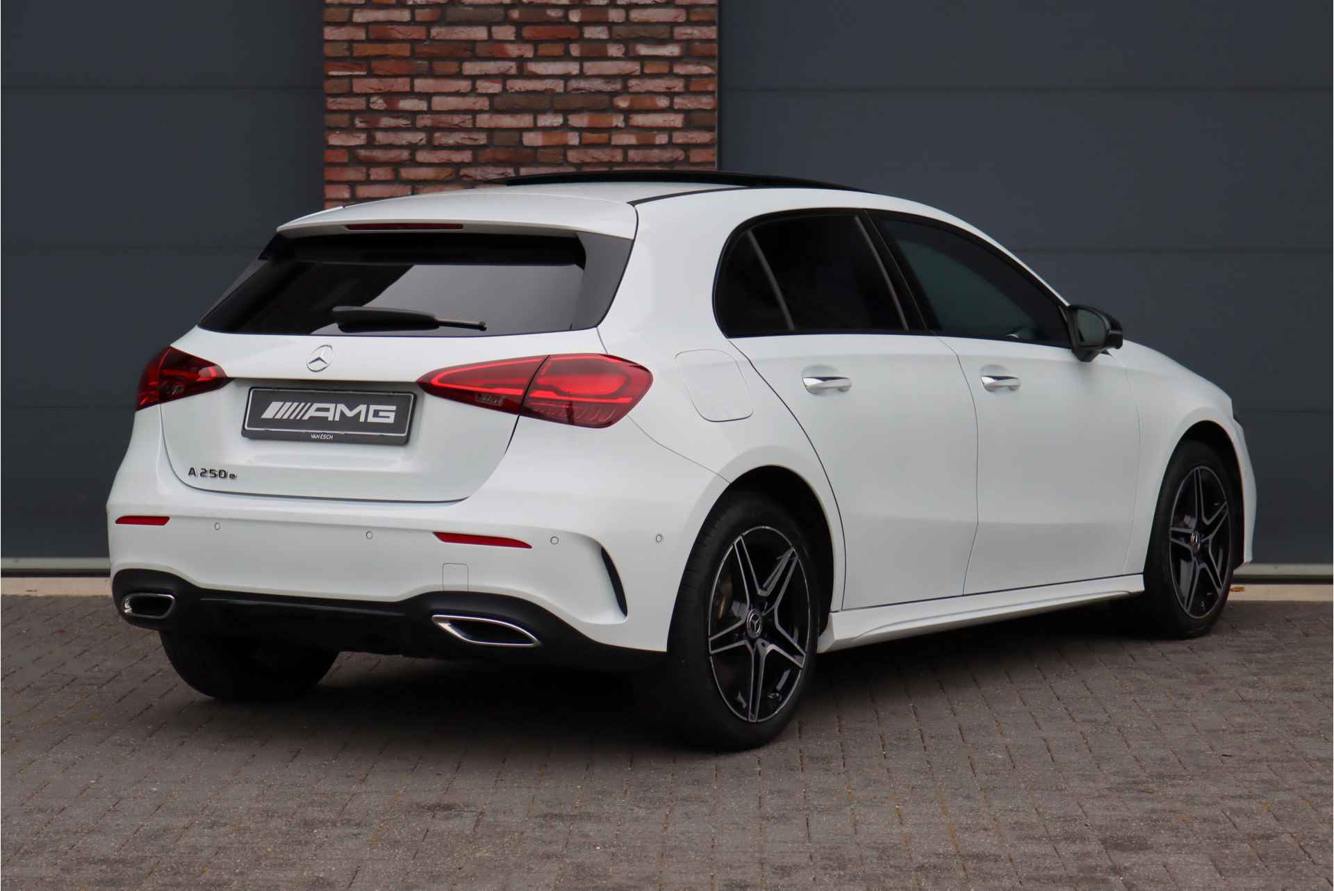 Mercedes-Benz A-Klasse 250 e Premium+ AMG Line Aut8 | Facelift | Panoramadak | Trekhaak | Leder | Keyless Go | Dodehoekassistent | Surround Camera | Sfeerverlichting | Nightpakket | Multibeam LED | - 8/43