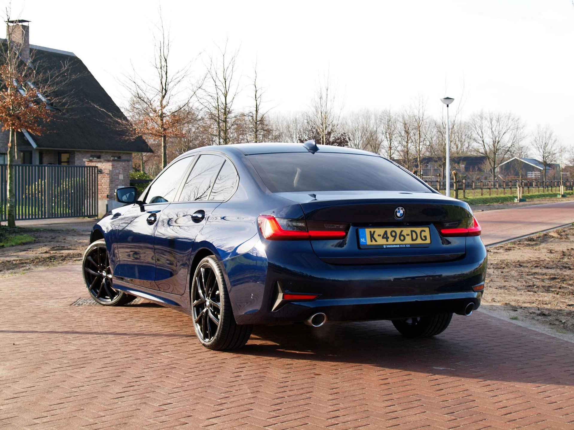 BMW 3-serie 318i High Executive Edition | Apple Carplay | 360 Camera | Cruise Control | Leer | Black Optic | NL-auto | - 2/32