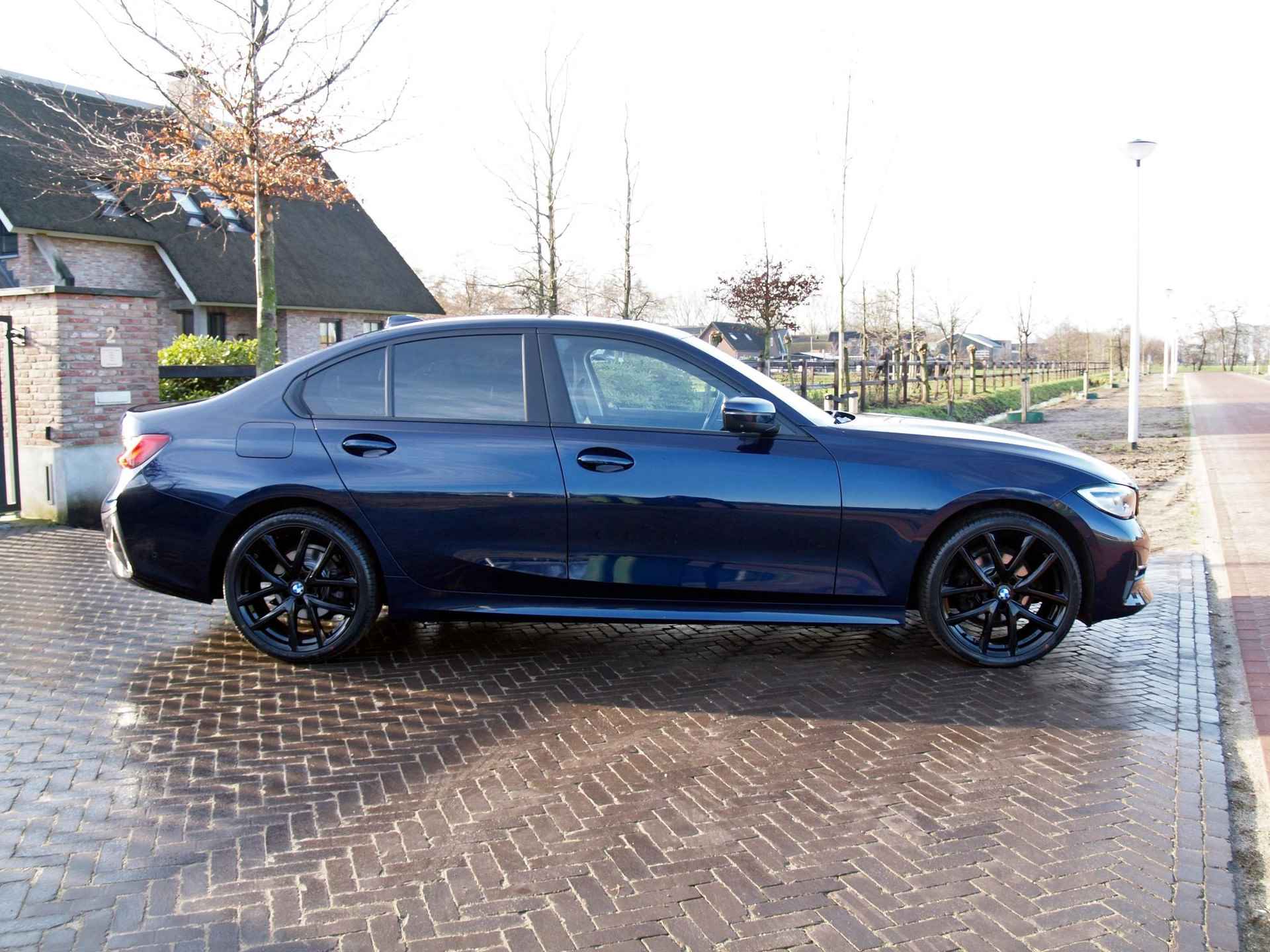 BMW 3-serie 318i High Executive Edition | Apple Carplay | 360 Camera | Cruise Control | Leer | Black Optic | NL-auto | - 11/32