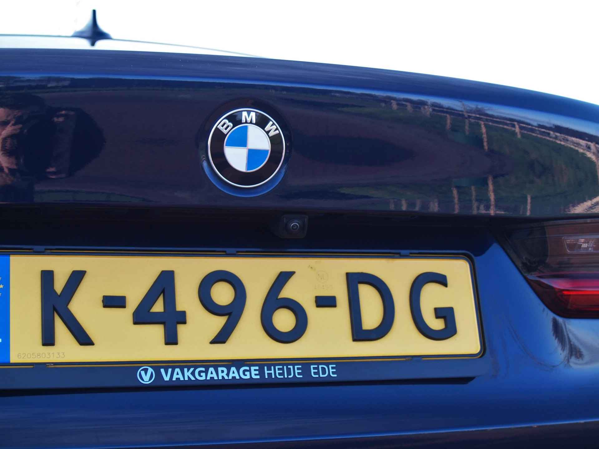 BMW 3-serie 318i High Executive Edition | Apple Carplay | 360 Camera | Cruise Control | Leer | Black Optic | NL-auto | - 13/32