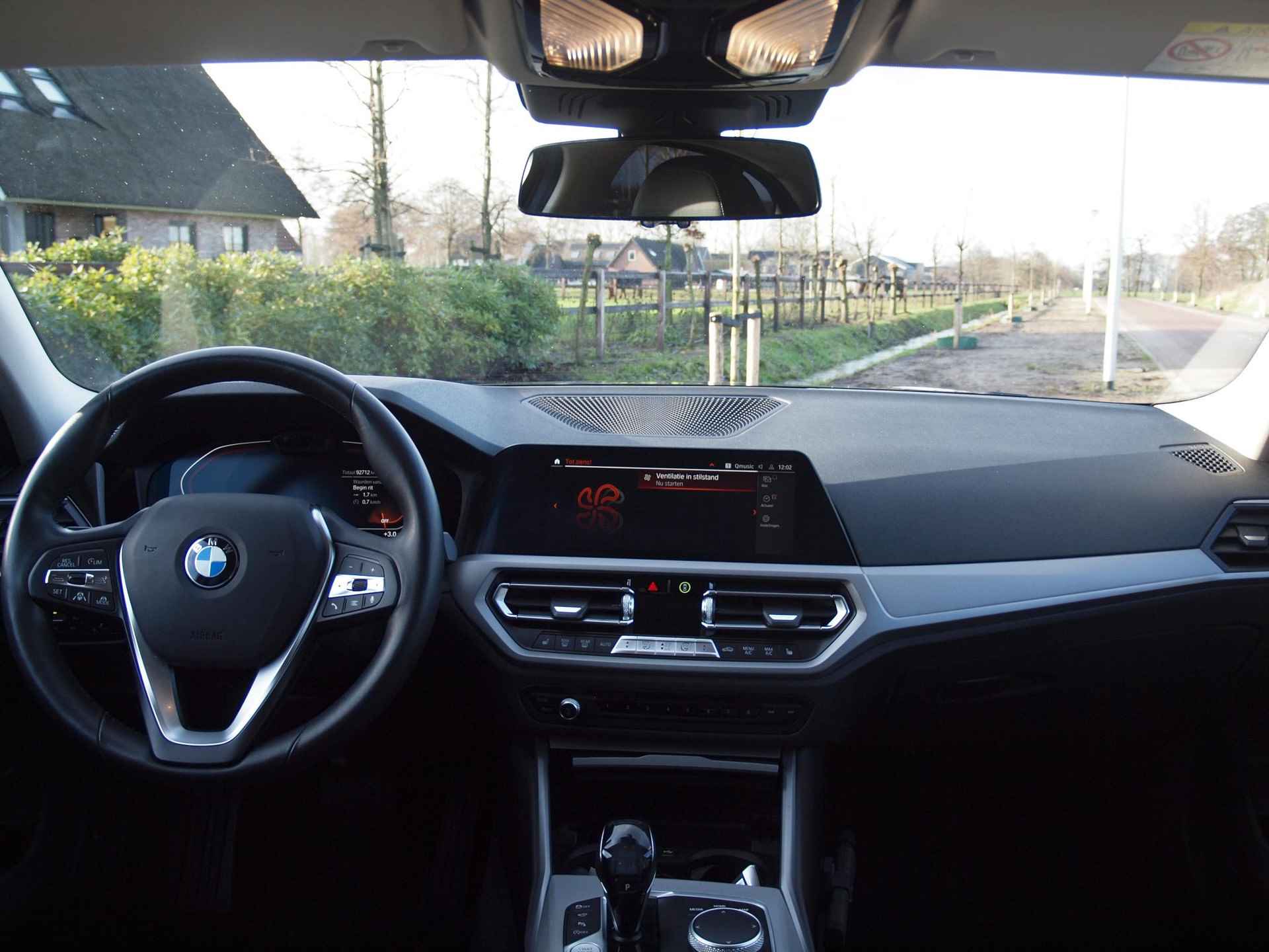 BMW 3-serie 318i High Executive Edition | Apple Carplay | 360 Camera | Cruise Control | Leer | Black Optic | NL-auto | - 15/32