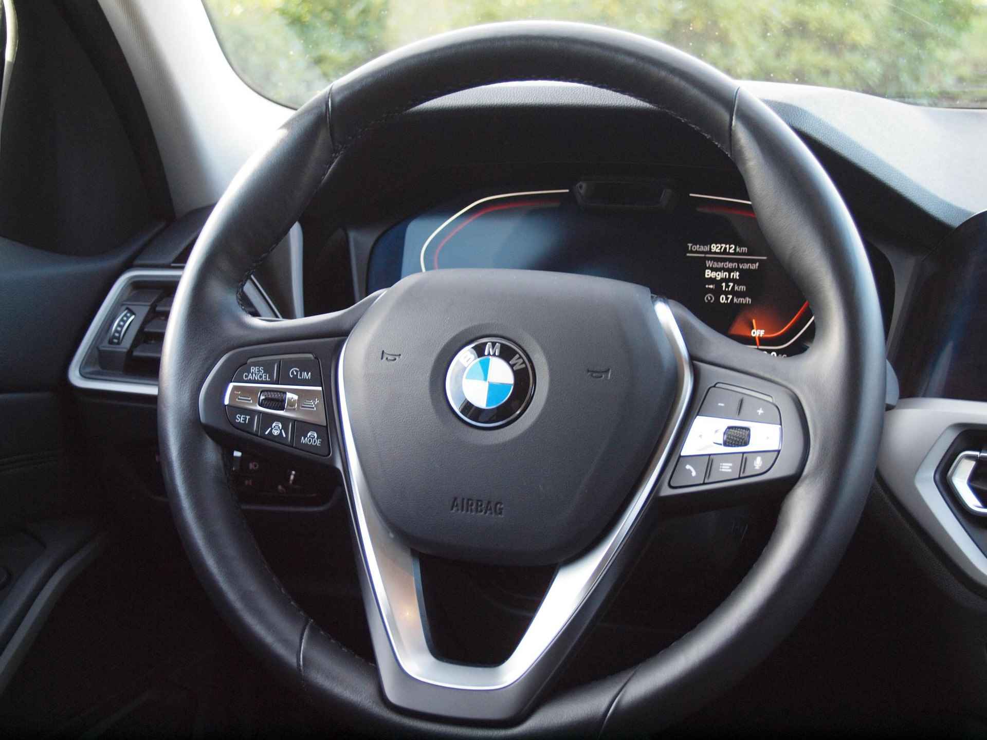 BMW 3-serie 318i High Executive Edition | Apple Carplay | 360 Camera | Cruise Control | Leer | Black Optic | NL-auto | - 16/32