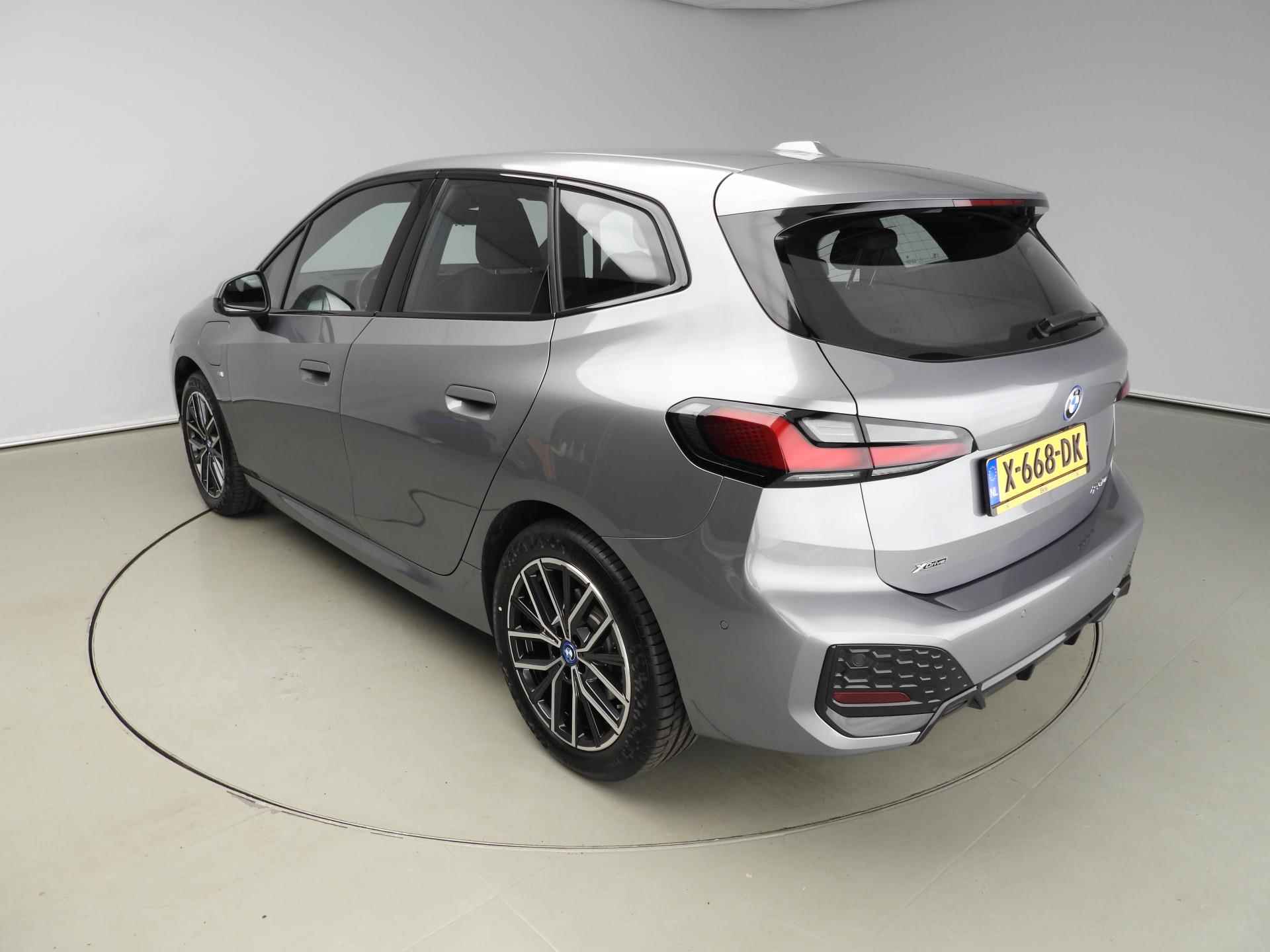 BMW 2 Serie Active Tourer 230e xDrive | M-Sportpakket | LED | Leder | HUD | Trekhaak | Stoelverwarming | DAB | Alu 18 inch | Showroom Sale - 4/39