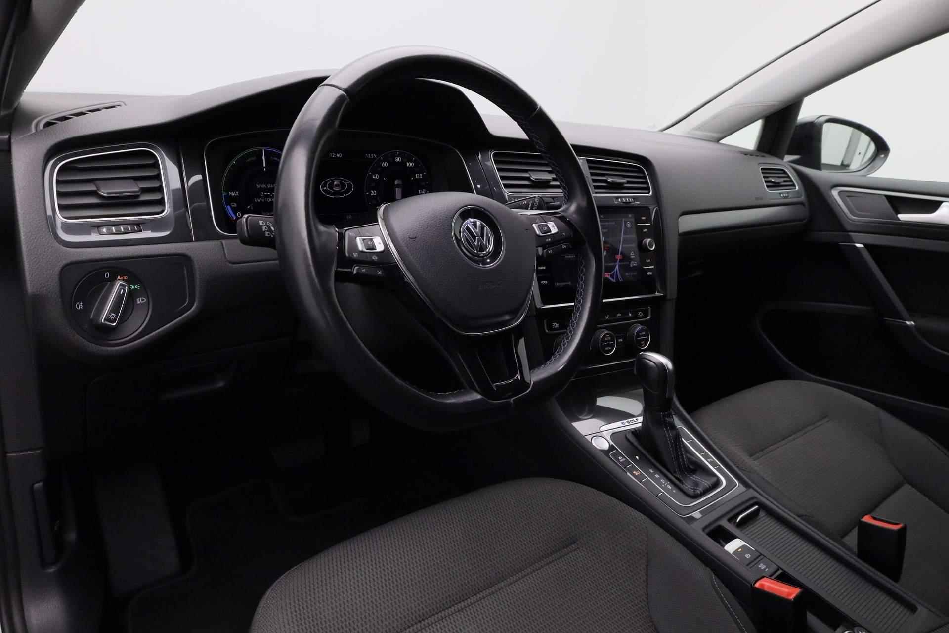 Volkswagen e-Golf E-DITION 136PK | Warmtepomp | Camera | Navi | Stoelverwarming | ACC | Keyless | Virtual Cockpit | Verwarmbare voorruit - 3/35