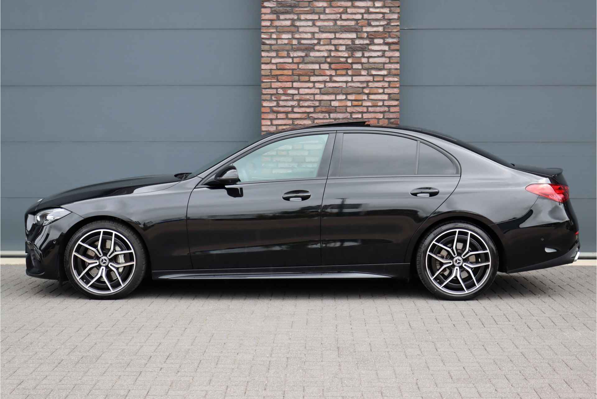 Mercedes-Benz C-Klasse 300 4MATIC AMG Line Aut9 | Panoramadak | Distronic+ | Digital Light | Burmester | Trekhaak | Memory | Augmented Reality | Leder | Rijassistentiepakket | Keyless Go | - 10/46