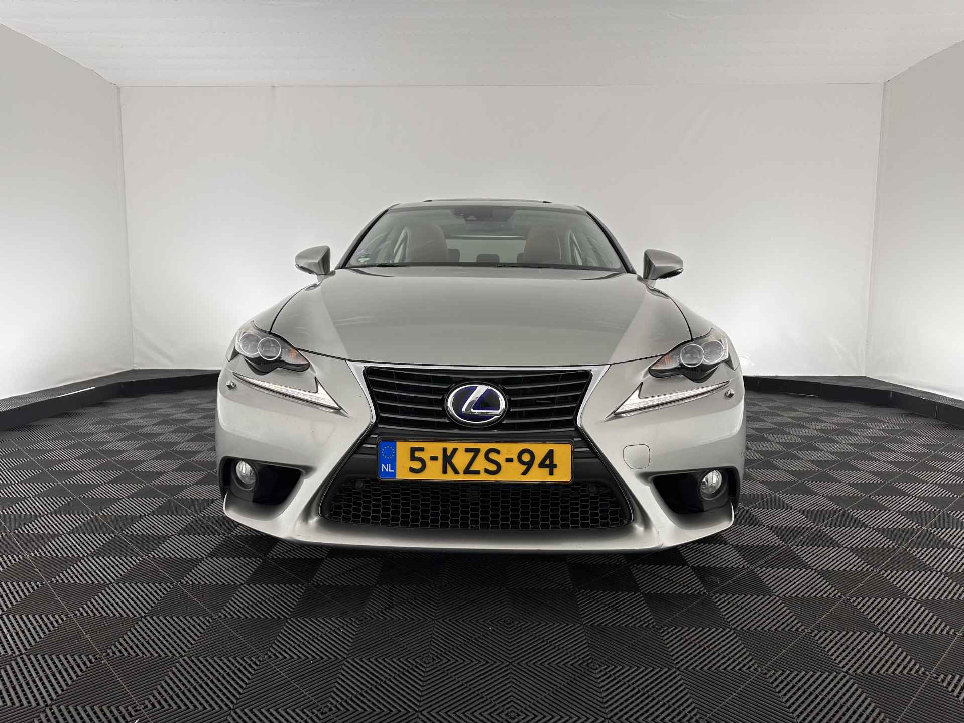 Lexus IS 300h Edition Aut. *PANO | NAPPA-FULL-LEATHER | FULL-LED | NAVI-FULLMAP | CAMERA | KEYLESS | ECC | PDC | CRUISE | TOWBAR | SHIFT-PADDLES | LANE-ASSIST | COMFORT-SEATS | 17''ALU* - 2/30