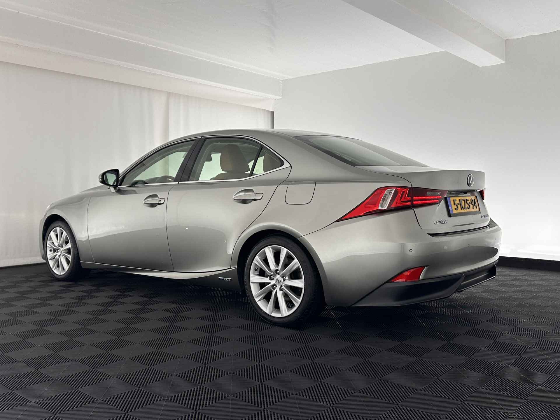 Lexus IS 300h Edition Aut. *PANO | NAPPA-FULL-LEATHER | FULL-LED | NAVI-FULLMAP | CAMERA | KEYLESS | ECC | PDC | CRUISE | TOWBAR | SHIFT-PADDLES | LANE-ASSIST | COMFORT-SEATS | 17''ALU* - 4/30