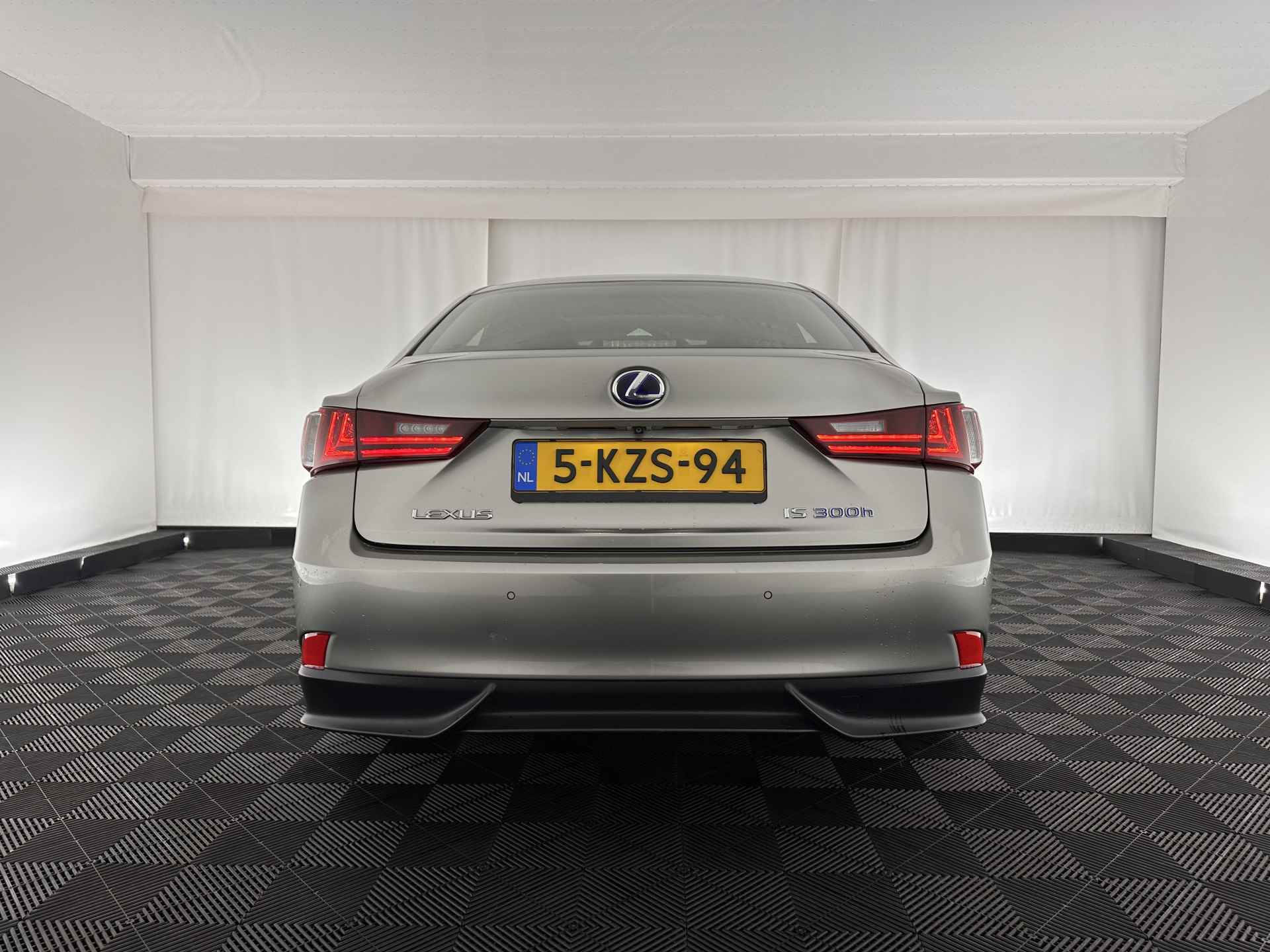 Lexus IS 300h Edition Aut. *PANO | NAPPA-FULL-LEATHER | FULL-LED | NAVI-FULLMAP | CAMERA | KEYLESS | ECC | PDC | CRUISE | TOWBAR | SHIFT-PADDLES | LANE-ASSIST | COMFORT-SEATS | 17''ALU* - 5/30