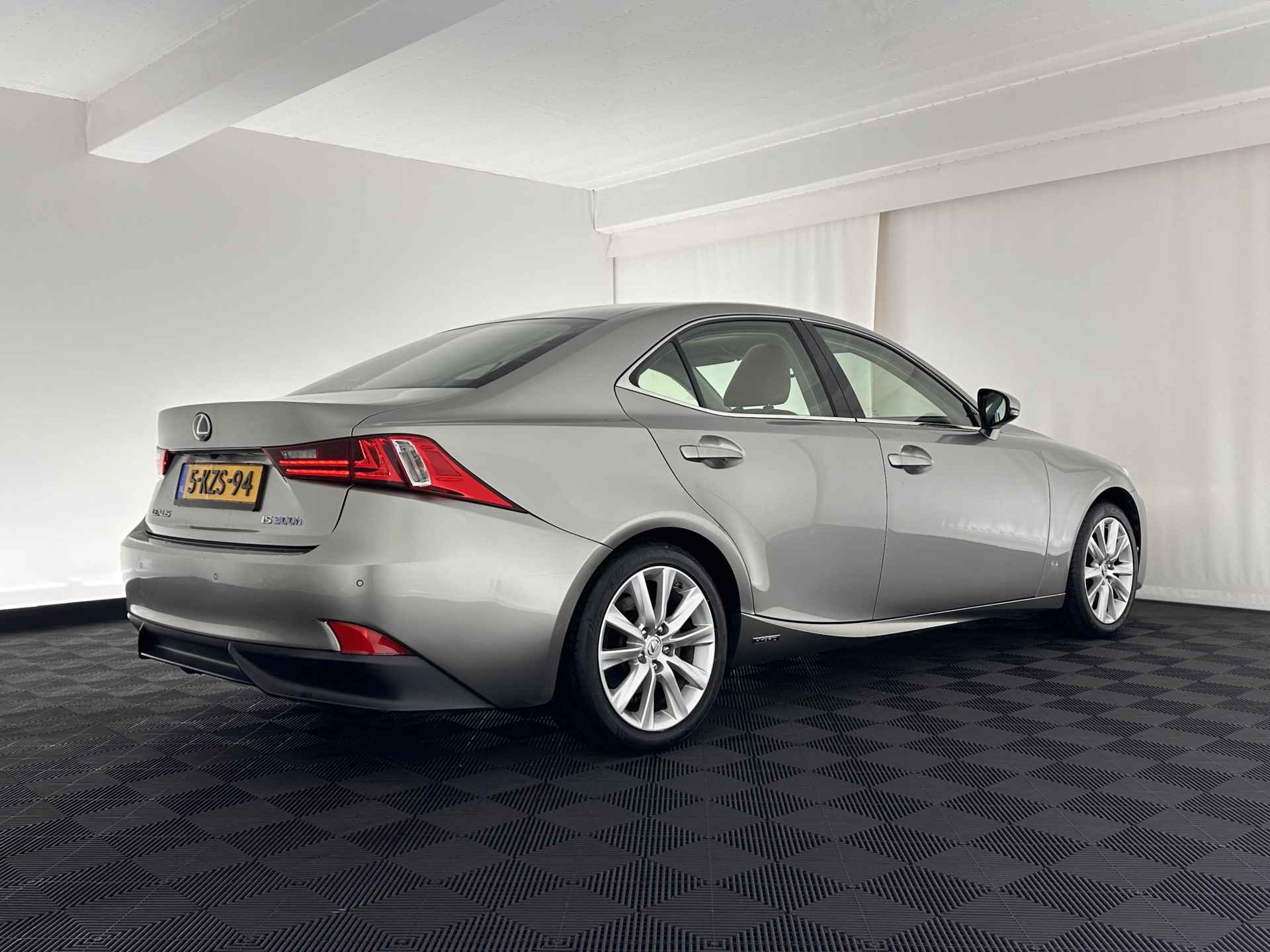 Lexus IS 300h Edition Aut. *PANO | NAPPA-FULL-LEATHER | FULL-LED | NAVI-FULLMAP | CAMERA | KEYLESS | ECC | PDC | CRUISE | TOWBAR | SHIFT-PADDLES | LANE-ASSIST | COMFORT-SEATS | 17''ALU* - 6/30