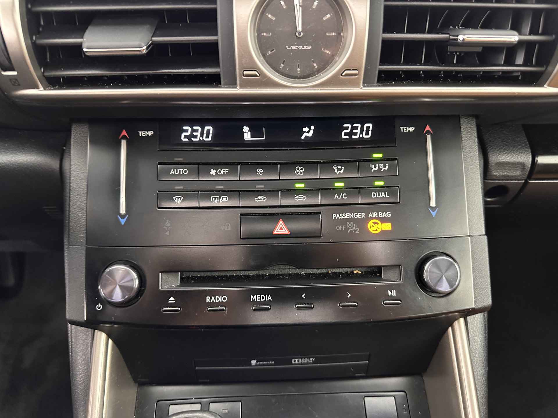 Lexus IS 300h Edition Aut. *PANO | NAPPA-FULL-LEATHER | FULL-LED | NAVI-FULLMAP | CAMERA | KEYLESS | ECC | PDC | CRUISE | TOWBAR | SHIFT-PADDLES | LANE-ASSIST | COMFORT-SEATS | 17''ALU* - 14/30