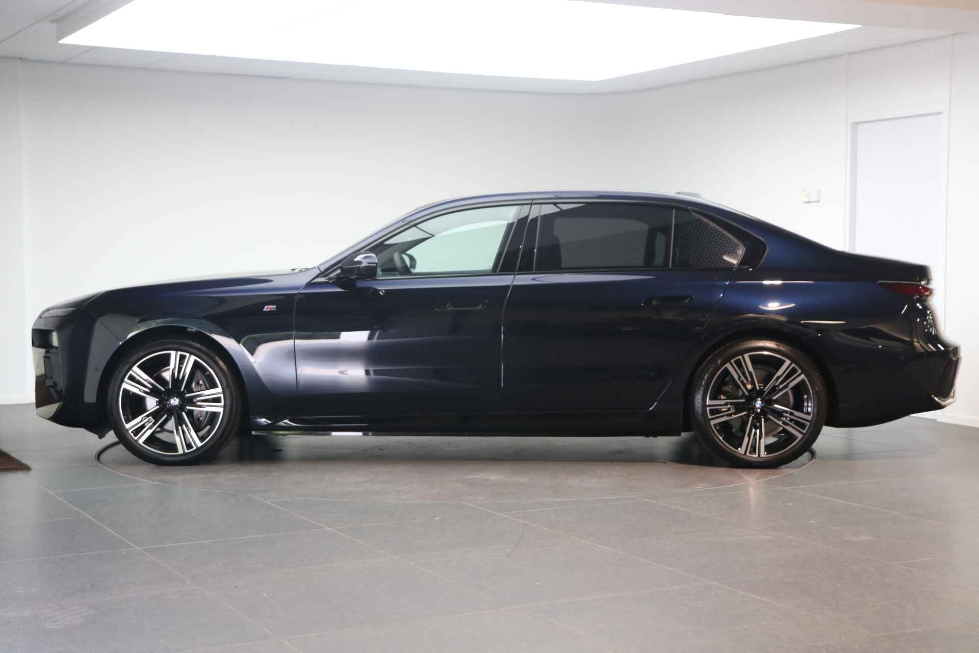 BMW i7 xDrive60 High Executive M Sport / Panoramadak Sky Lounge / Active Steering / Stoelventilatie / Massagefunctie / Parking Assistant Professional / Live Cockpit Professional / Demo - 3/26