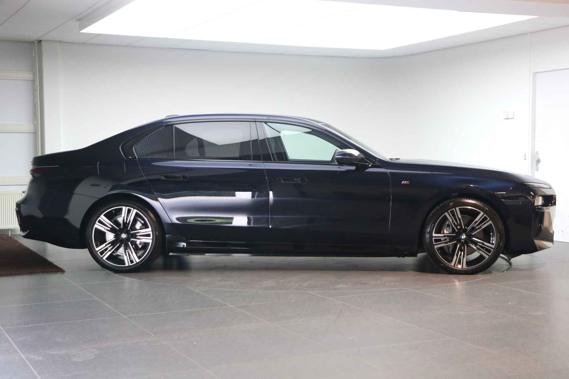 BMW i7 xDrive60 High Executive M Sport / Panoramadak Sky Lounge / Active Steering / Stoelventilatie / Massagefunctie / Parking Assistant Professional / Live Cockpit Professional / Demo - 5/26