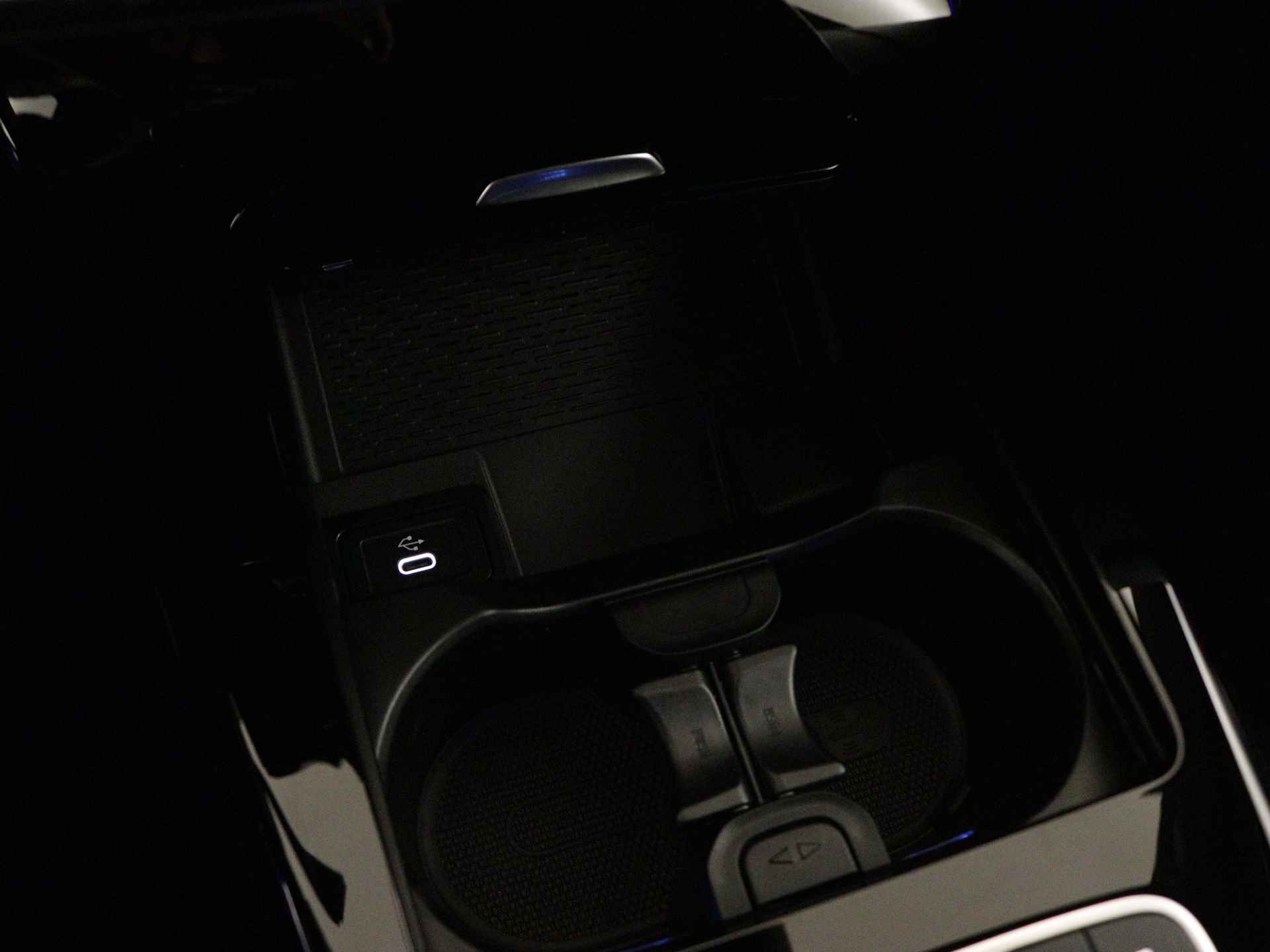Mercedes-Benz A-Klasse 250 e Star Edition | Dodehoekassistent | Extra USB-poorten | Sfeerverlichting | Verwarmde stoelen vooraan | Luxury Line |  Antidiefstalpakket GUARD 360° | Parkeerpakket met achteruitrijcamera | - 11/37