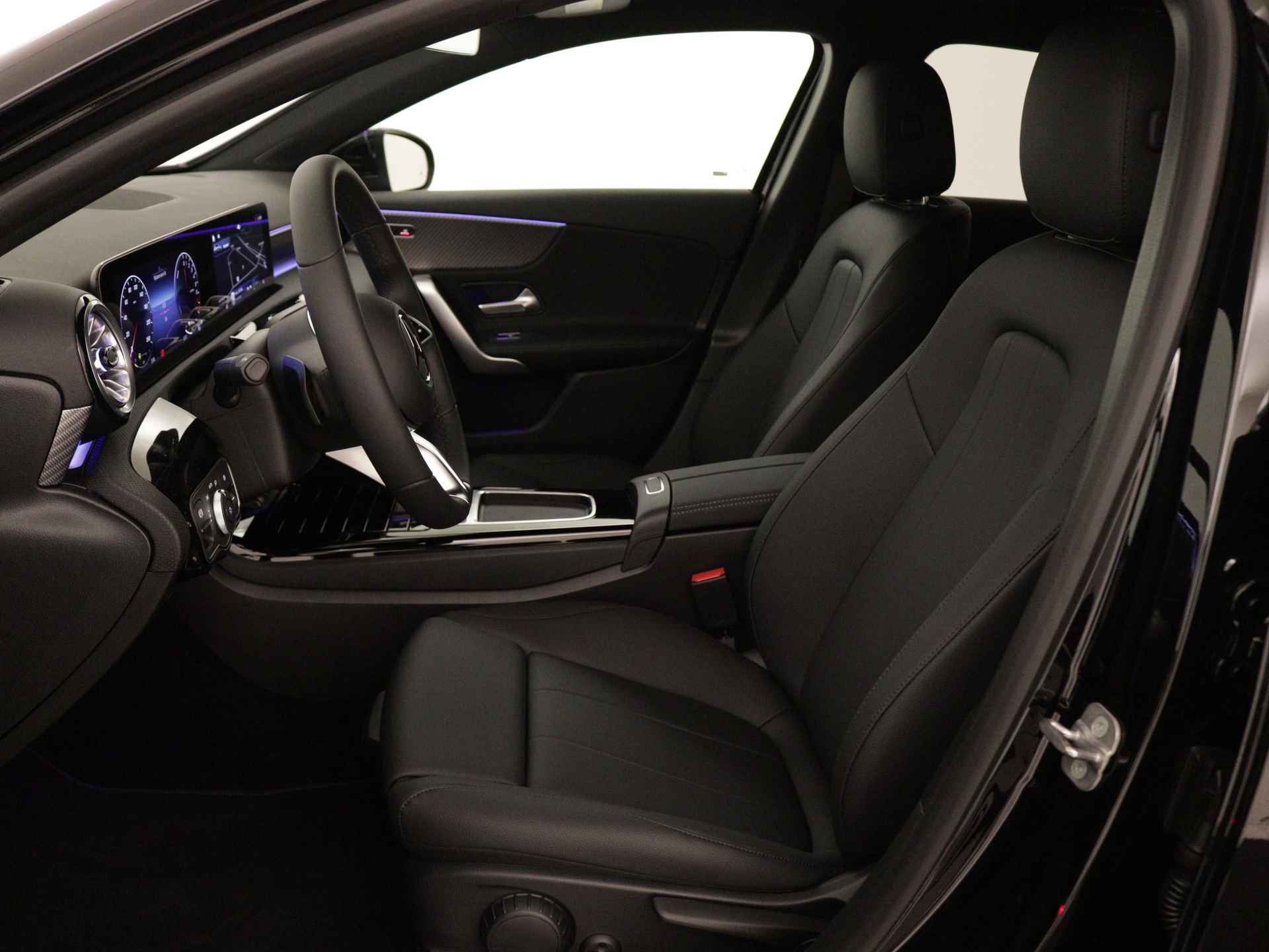 Mercedes-Benz A-Klasse 250 e Star Edition | Dodehoekassistent | Extra USB-poorten | Sfeerverlichting | Verwarmde stoelen vooraan | Luxury Line |  Antidiefstalpakket GUARD 360° | Parkeerpakket met achteruitrijcamera | - 16/37
