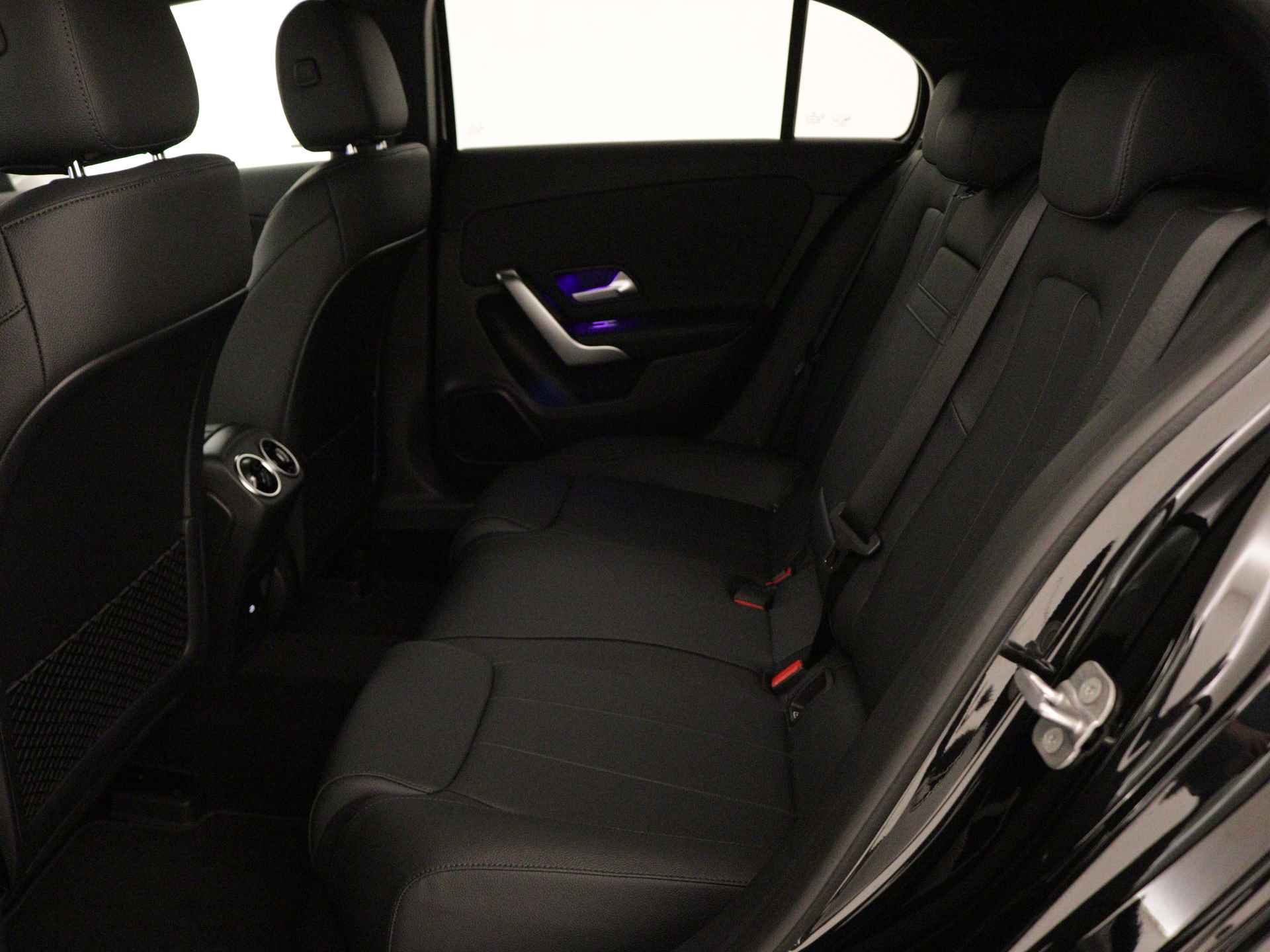 Mercedes-Benz A-Klasse 250 e Star Edition | Dodehoekassistent | Extra USB-poorten | Sfeerverlichting | Verwarmde stoelen vooraan | Luxury Line |  Antidiefstalpakket GUARD 360° | Parkeerpakket met achteruitrijcamera | - 17/37