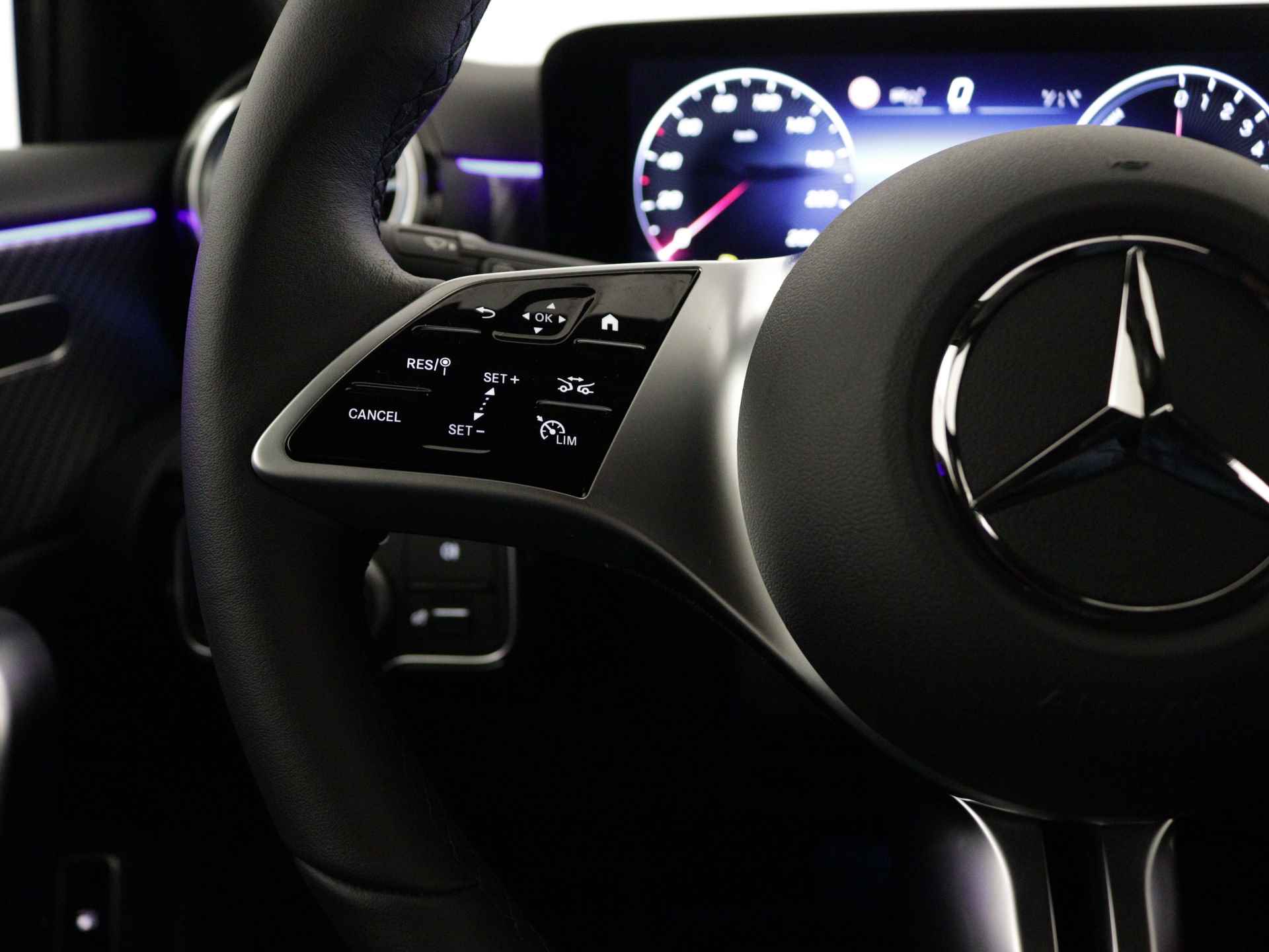 Mercedes-Benz A-Klasse 250 e Star Edition | Dodehoekassistent | Extra USB-poorten | Sfeerverlichting | Verwarmde stoelen vooraan | Luxury Line |  Antidiefstalpakket GUARD 360° | Parkeerpakket met achteruitrijcamera | - 19/37