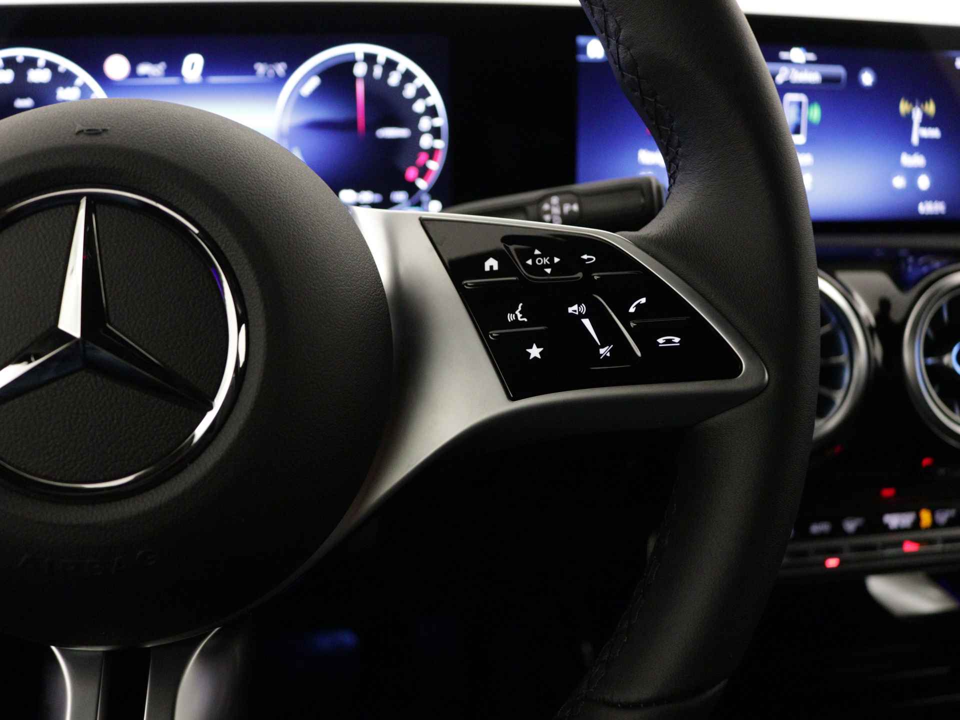 Mercedes-Benz A-Klasse 250 e Star Edition | Dodehoekassistent | Extra USB-poorten | Sfeerverlichting | Verwarmde stoelen vooraan | Luxury Line |  Antidiefstalpakket GUARD 360° | Parkeerpakket met achteruitrijcamera | - 20/37
