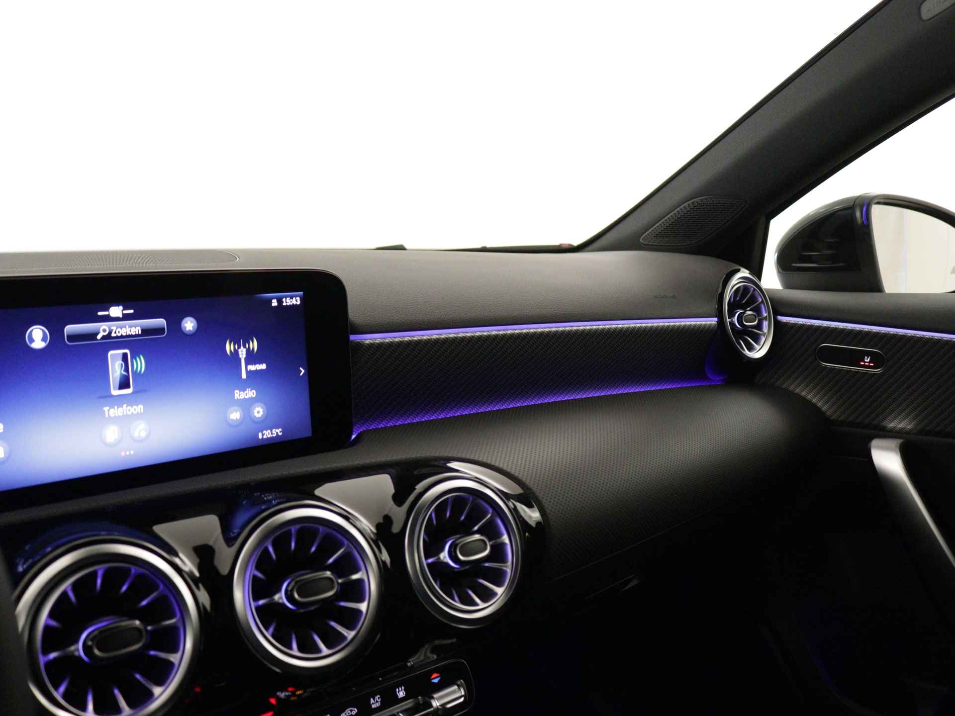 Mercedes-Benz A-Klasse 250 e Star Edition | Dodehoekassistent | Extra USB-poorten | Sfeerverlichting | Verwarmde stoelen vooraan | Luxury Line |  Antidiefstalpakket GUARD 360° | Parkeerpakket met achteruitrijcamera | - 21/37