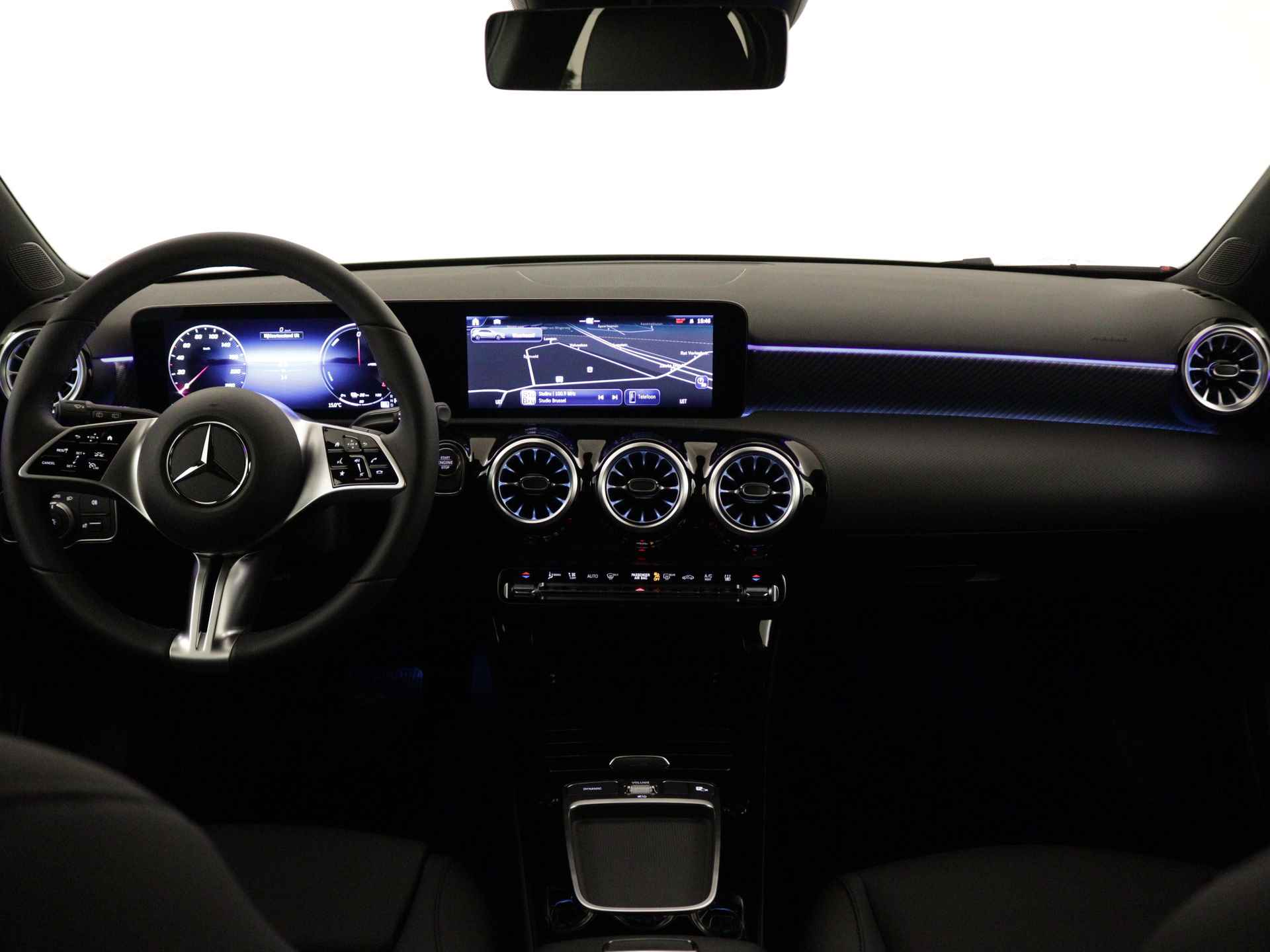 Mercedes-Benz A-Klasse 250 e Star Edition | Dodehoekassistent | Extra USB-poorten | Sfeerverlichting | Verwarmde stoelen vooraan | Luxury Line |  Antidiefstalpakket GUARD 360° | Parkeerpakket met achteruitrijcamera | - 26/37