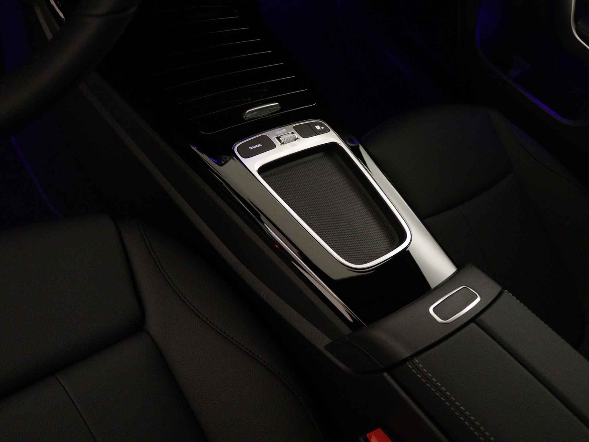 Mercedes-Benz A-Klasse 250 e Star Edition | Dodehoekassistent | Extra USB-poorten | Sfeerverlichting | Verwarmde stoelen vooraan | Luxury Line |  Antidiefstalpakket GUARD 360° | Parkeerpakket met achteruitrijcamera | - 27/37