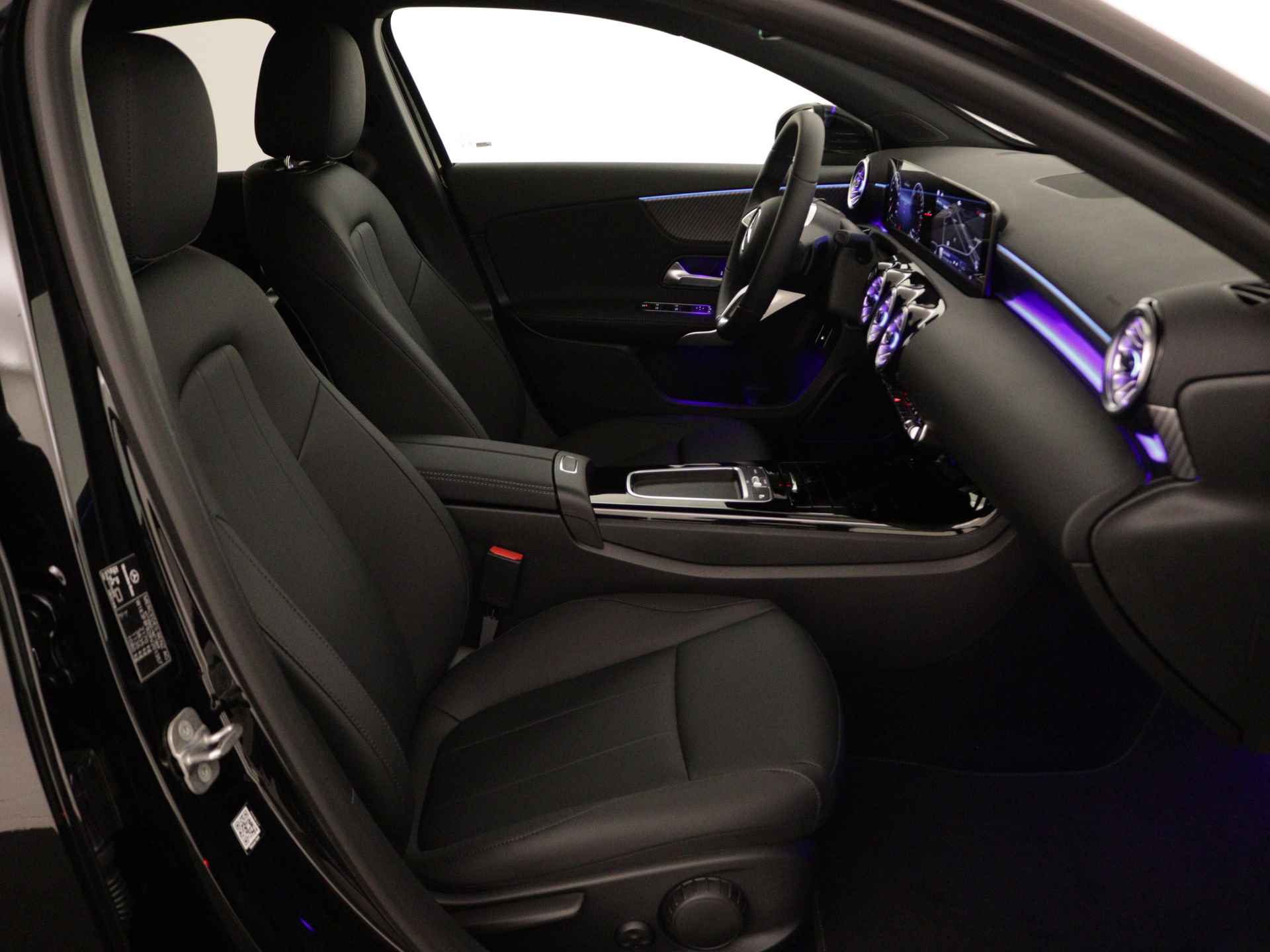 Mercedes-Benz A-Klasse 250 e Star Edition | Dodehoekassistent | Extra USB-poorten | Sfeerverlichting | Verwarmde stoelen vooraan | Luxury Line |  Antidiefstalpakket GUARD 360° | Parkeerpakket met achteruitrijcamera | - 31/37
