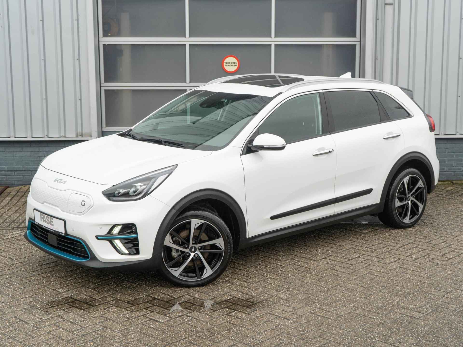 Kia e-Niro ExecutiveLine 64 kWh Schuifdak | Stoelverwarming | Climate control | Navigatie| Keyless entry | - 2/33