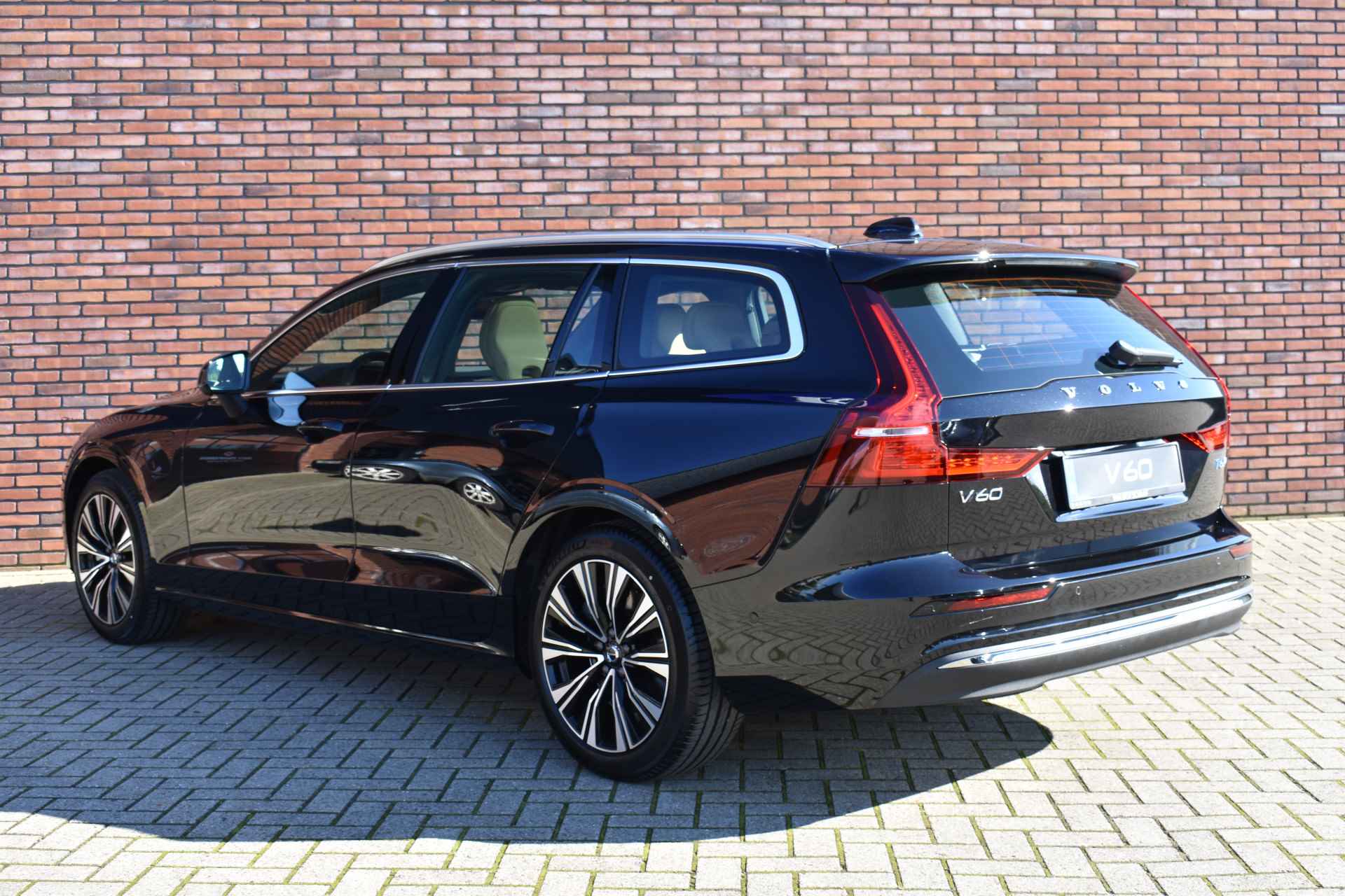 Volvo V60 T6 350PK Recharge AWD Ultra Bright | Stoelventilatie en massage | 360 Camera | - 2/36