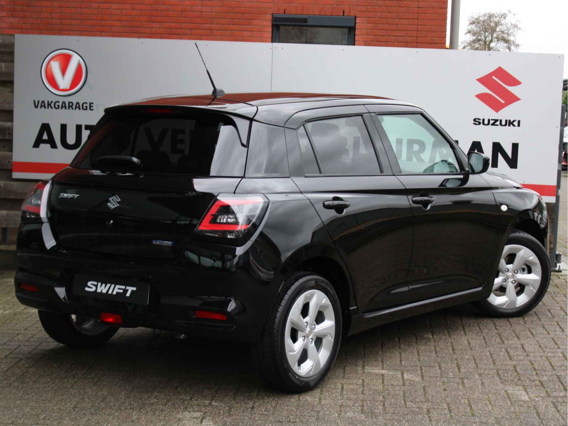 Suzuki Swift 1.2 Style Smart Hybrid Adaptieve Cruise Control, Navigatie, Parkeersensoren, Achteruitrijcamera, Stoelverwarming - 4/43