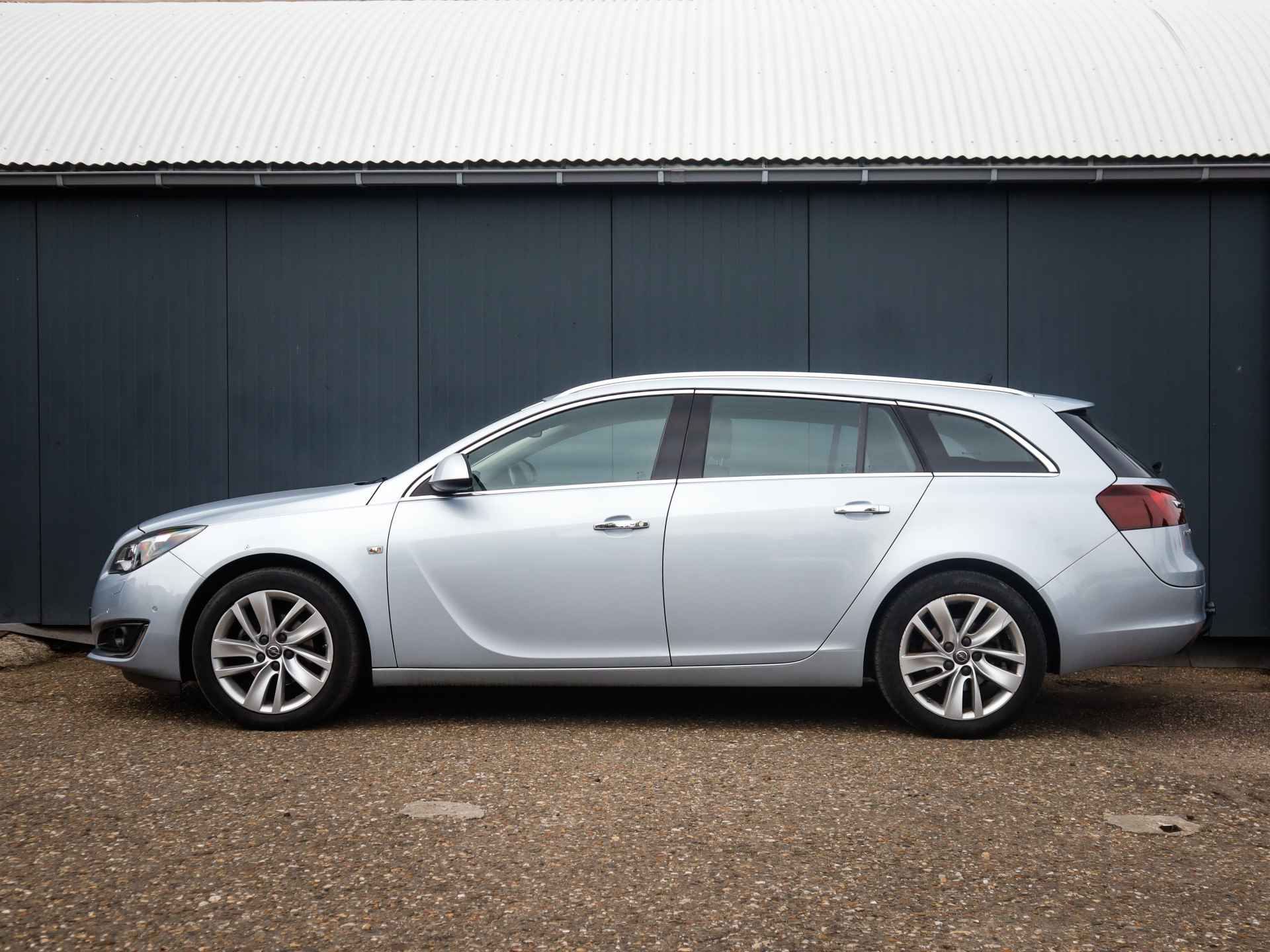 Opel Insignia Sports Tourer 2.0 CDTI Cosmo (131 PK) 2e-Eig, Keurig-Onderh, 12-Mnd-BOVAG, NL-Auto, Trekhaak, Leer, Elek.-Achterklep, Skiluik, Navigatie, Cruisecontrol, Keynes-Entry/Start, Achteruitrijcamera, Parkeersensoren-V+A, Lm-Velgen-18Inch, Stoelverwarming, Stuurverwarming, Privacy-Glas - 26/33