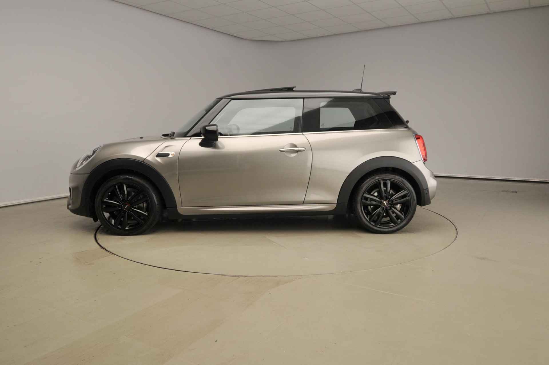 Mini 3-deurs Cooper JCW Pakket / Panoramadak / Harman-Kardon / JCW Stoelen / PDC / LED / 17 inch JCW Spoke black - 3/37