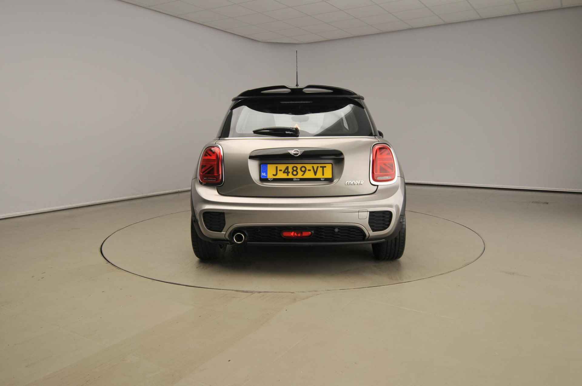 Mini 3-deurs Cooper JCW Pakket / Panoramadak / Harman-Kardon / JCW Stoelen / PDC / LED / 17 inch JCW Spoke black - 4/37