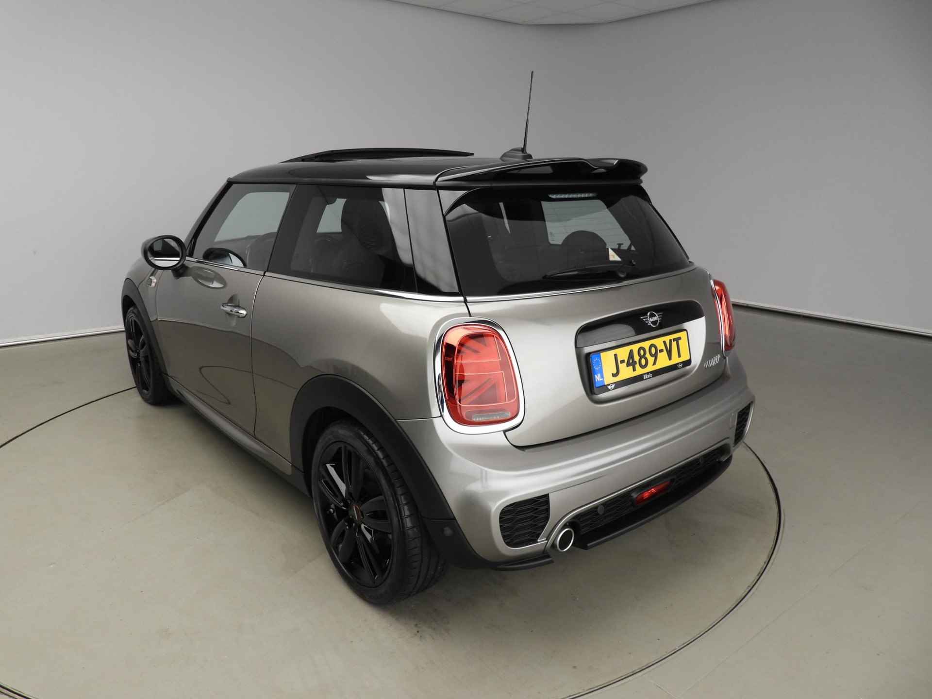 Mini 3-deurs Cooper JCW Pakket / Panoramadak / Harman-Kardon / JCW Stoelen / PDC / LED / 17 inch JCW Spoke black - 31/37