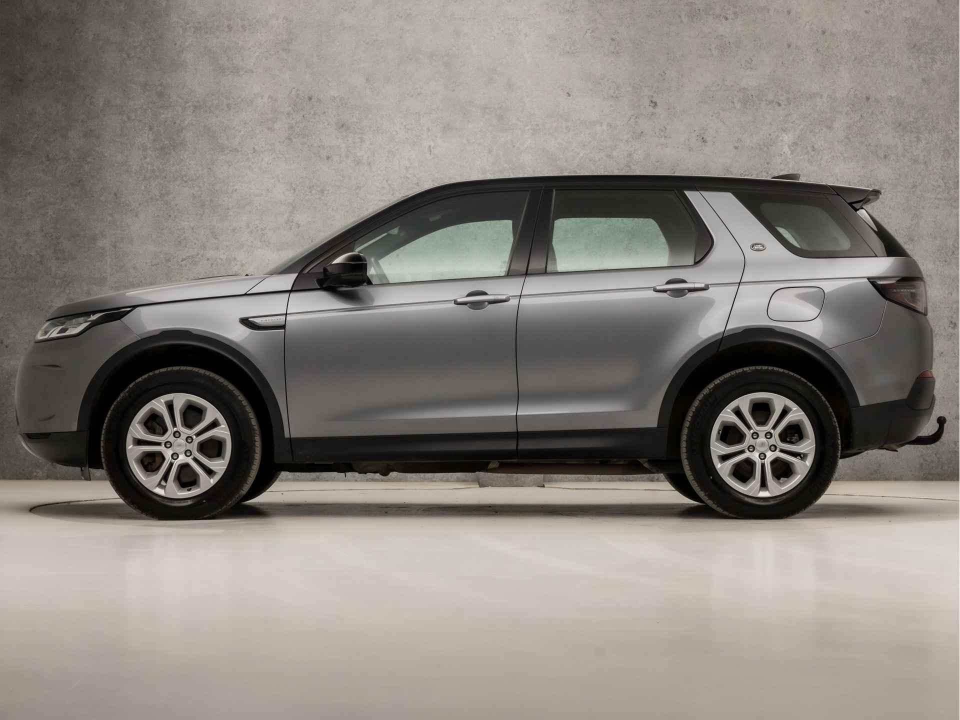 Land Rover Discovery Sport P300e 1.5 309Pk Automaat (APPLE CARPLAY, GROOT NAVI, CAMERA, TREKHAAK, LEDER, ELEK SPORTSTOELEN, CRUISE, LANE ASSIST, NIEUWE APK, NIEUWSTAAT) - 2/38