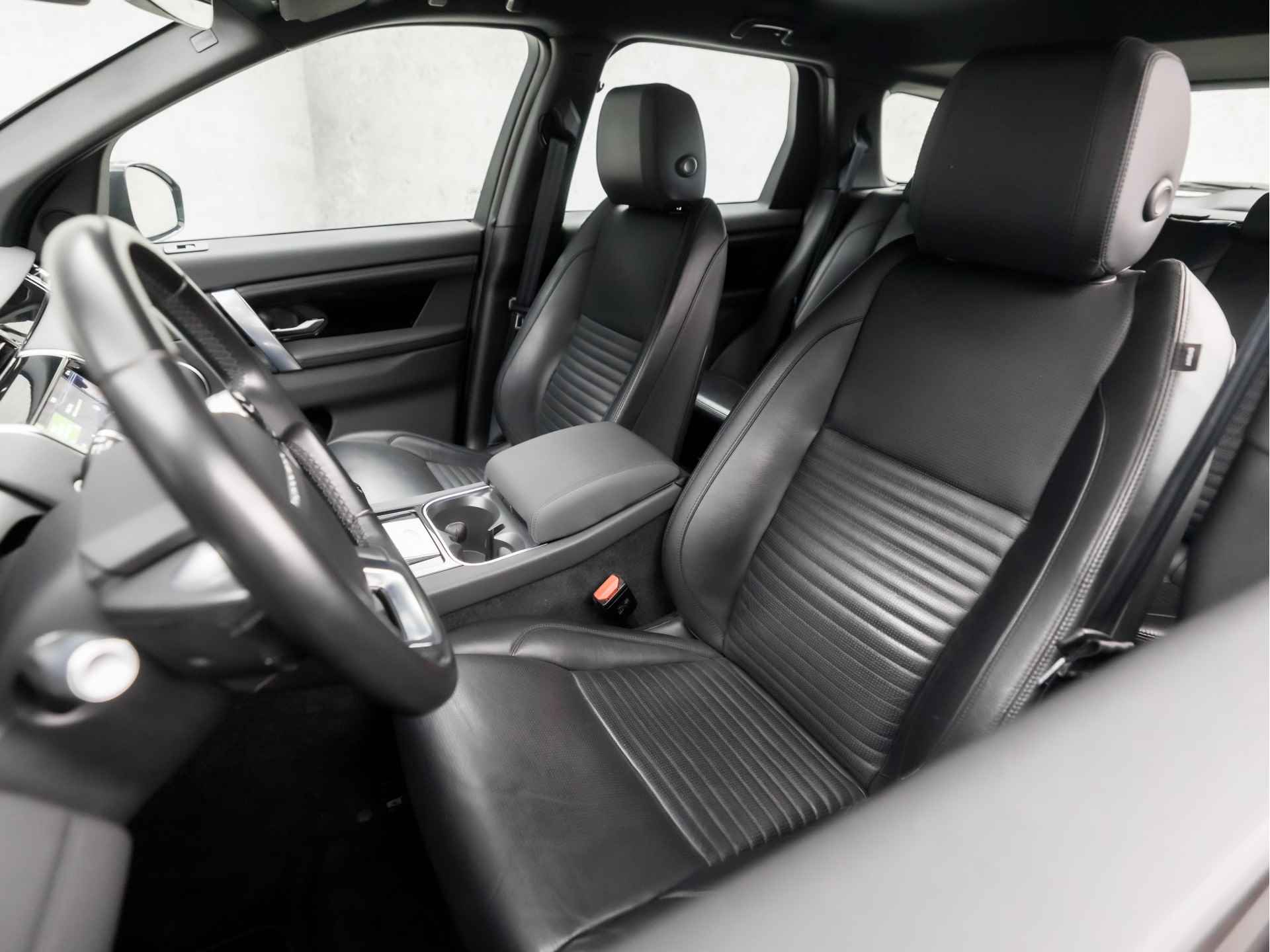 Land Rover Discovery Sport P300e 1.5 309Pk Automaat (APPLE CARPLAY, GROOT NAVI, CAMERA, TREKHAAK, LEDER, ELEK SPORTSTOELEN, CRUISE, LANE ASSIST, NIEUWE APK, NIEUWSTAAT) - 14/38